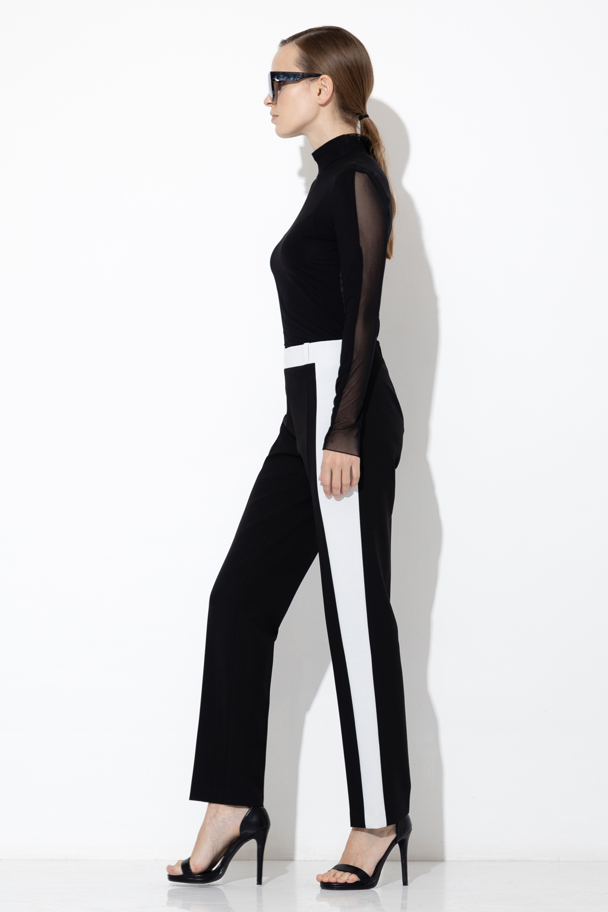 Брюки с контрастной отделкой VASSA&Co, пол женский, цвет белый