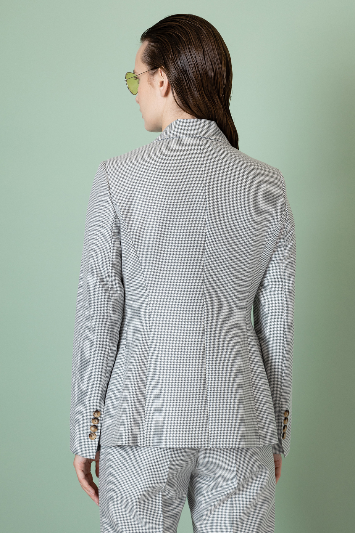 Жакет  в мелкую клетку VASSA&Co, пол женский, цвет серый