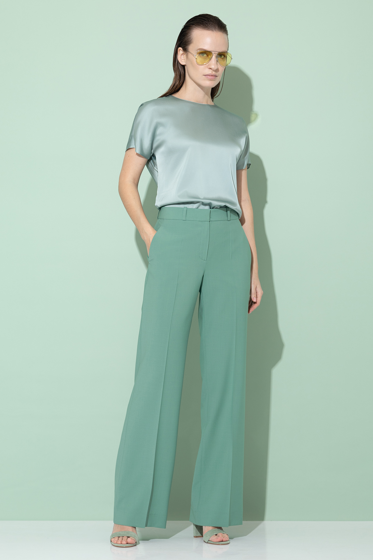 Брюки со стрелками VASSA&Co, пол женский, цвет зеленый