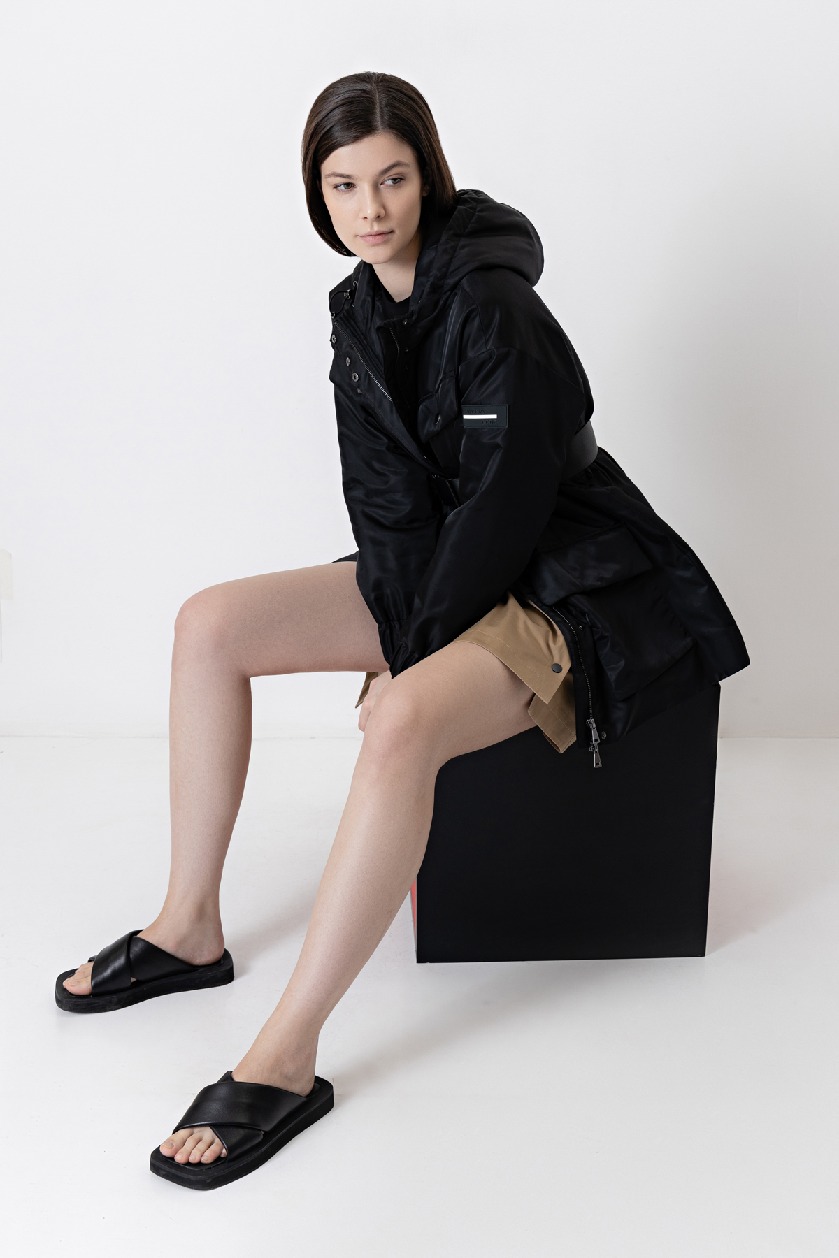 Куртка с капюшоном VASSA CODE, пол женский, цвет черный