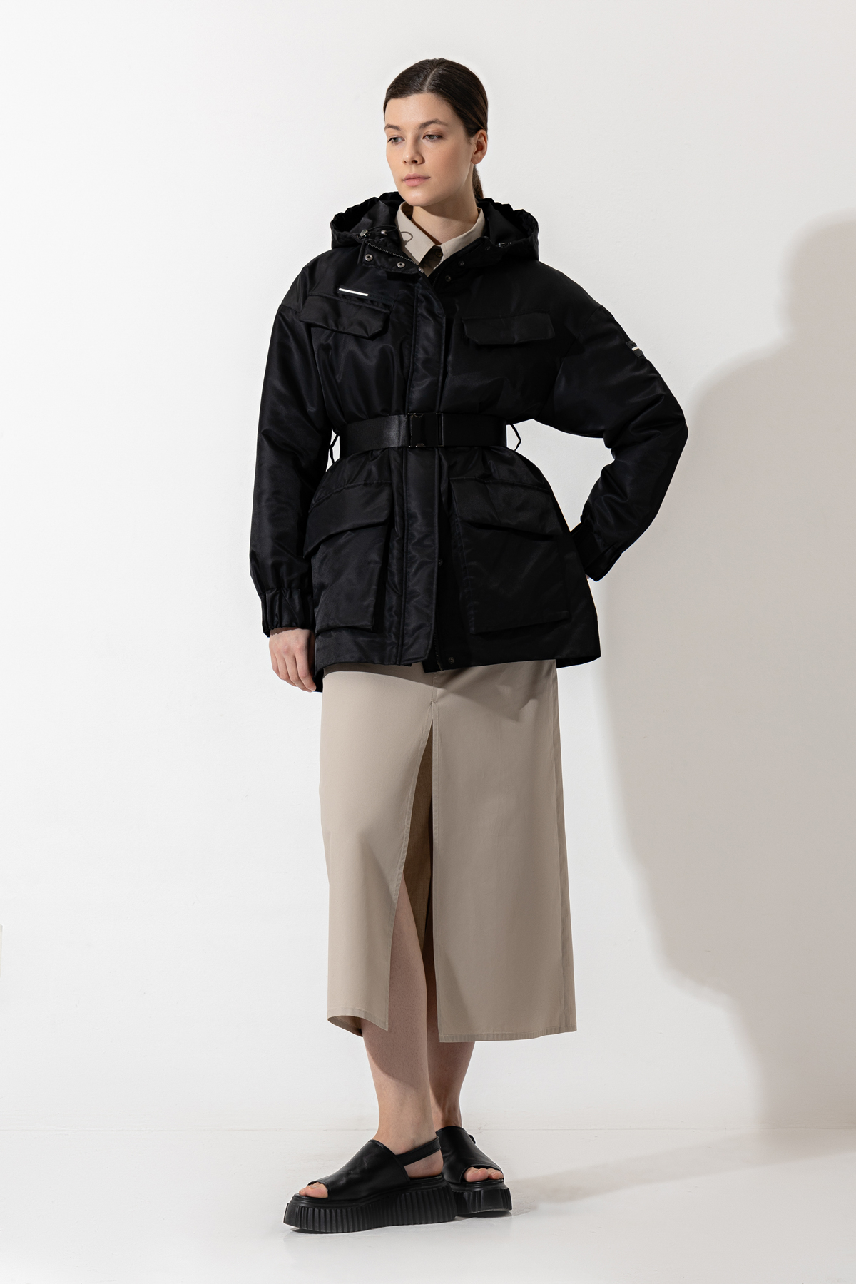 Куртка с капюшоном VASSA CODE, пол женский, цвет черный