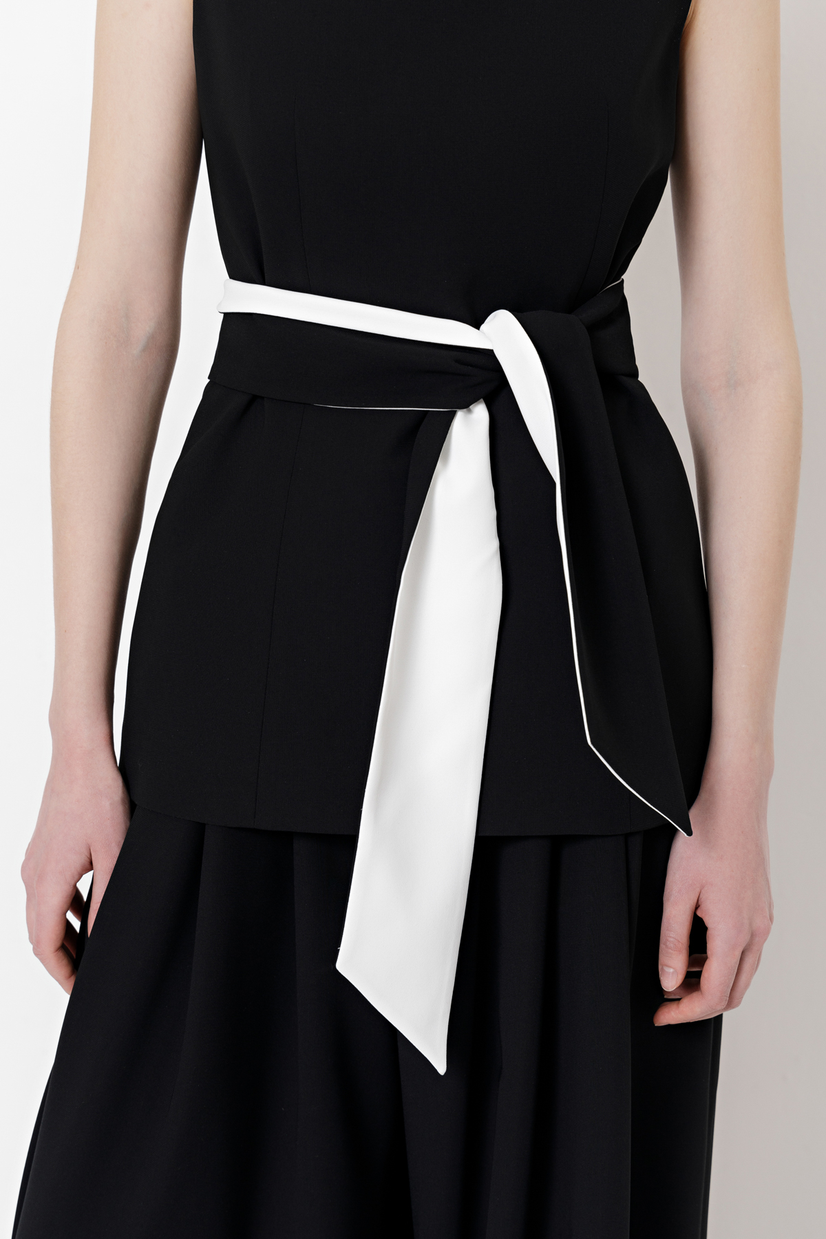 Жилет с контрастным поясом VASSA&Co, пол женский, цвет черный