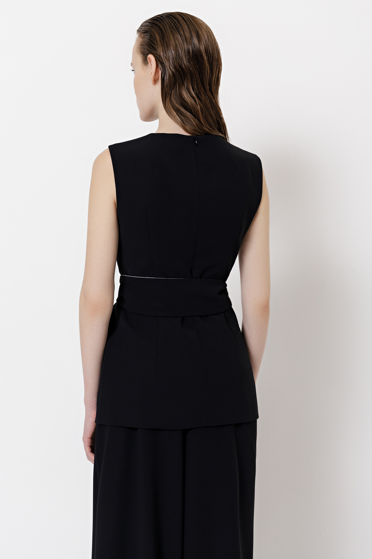 Жилет с контрастным поясом VASSA&Co, пол женский, цвет черный