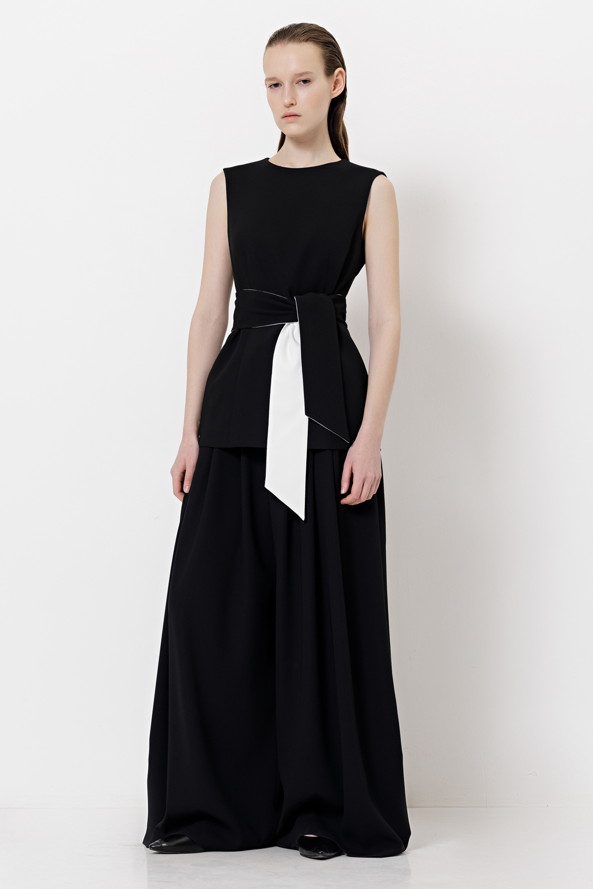 Жилет с контрастным поясом VASSA&Co, пол женский, цвет черный