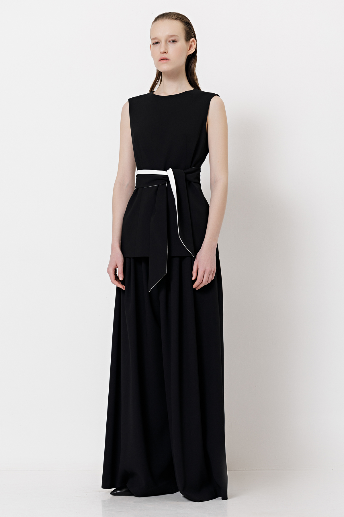 Жилет с контрастным поясом VASSA&Co, пол женский, цвет черный