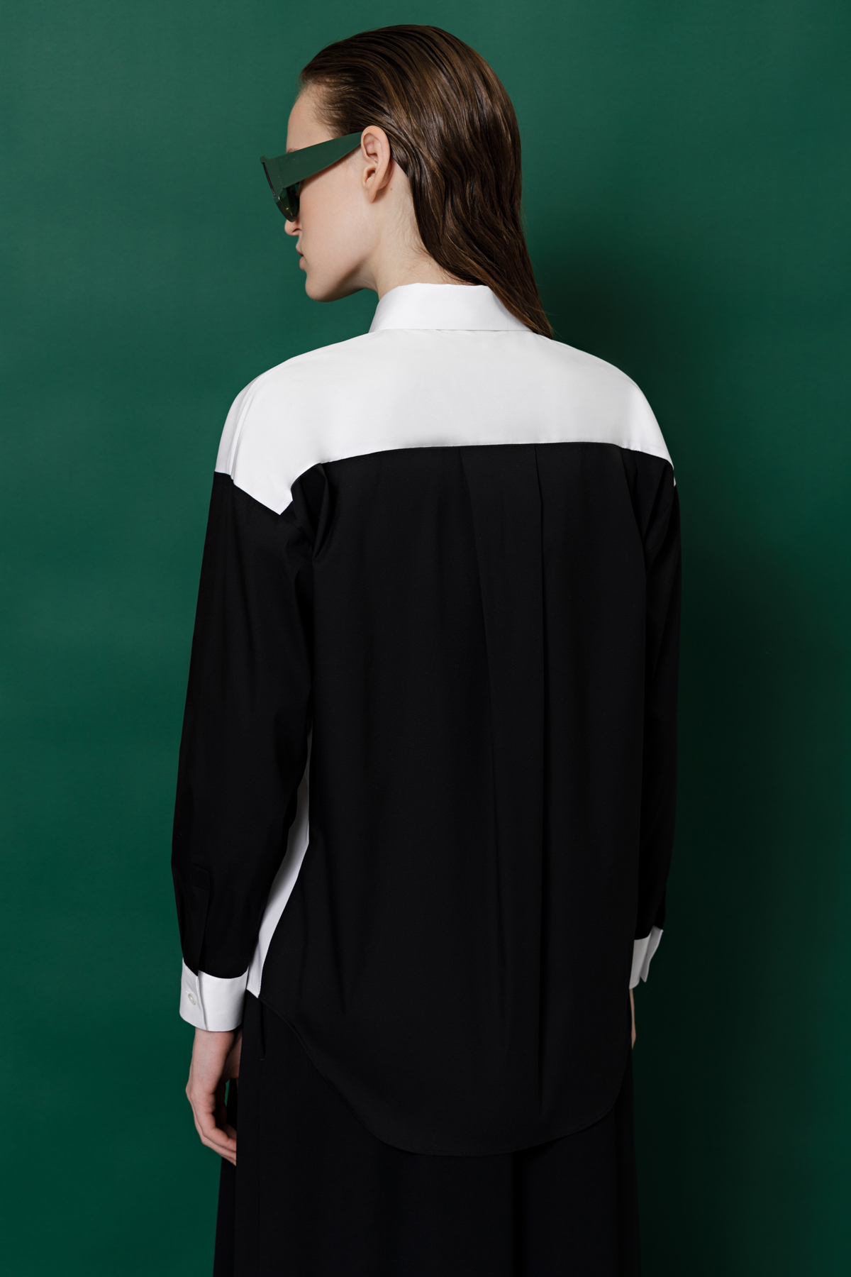 Рубашка с контрастной вставкой VASSA&Co, пол женский, цвет черный, фото №5