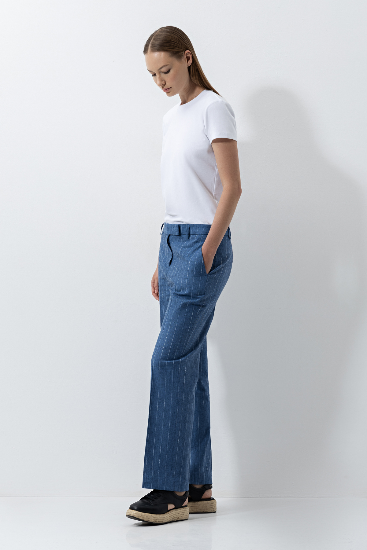 Зауженные брюки в полоску VASSA CODE, пол женский, цвет синий