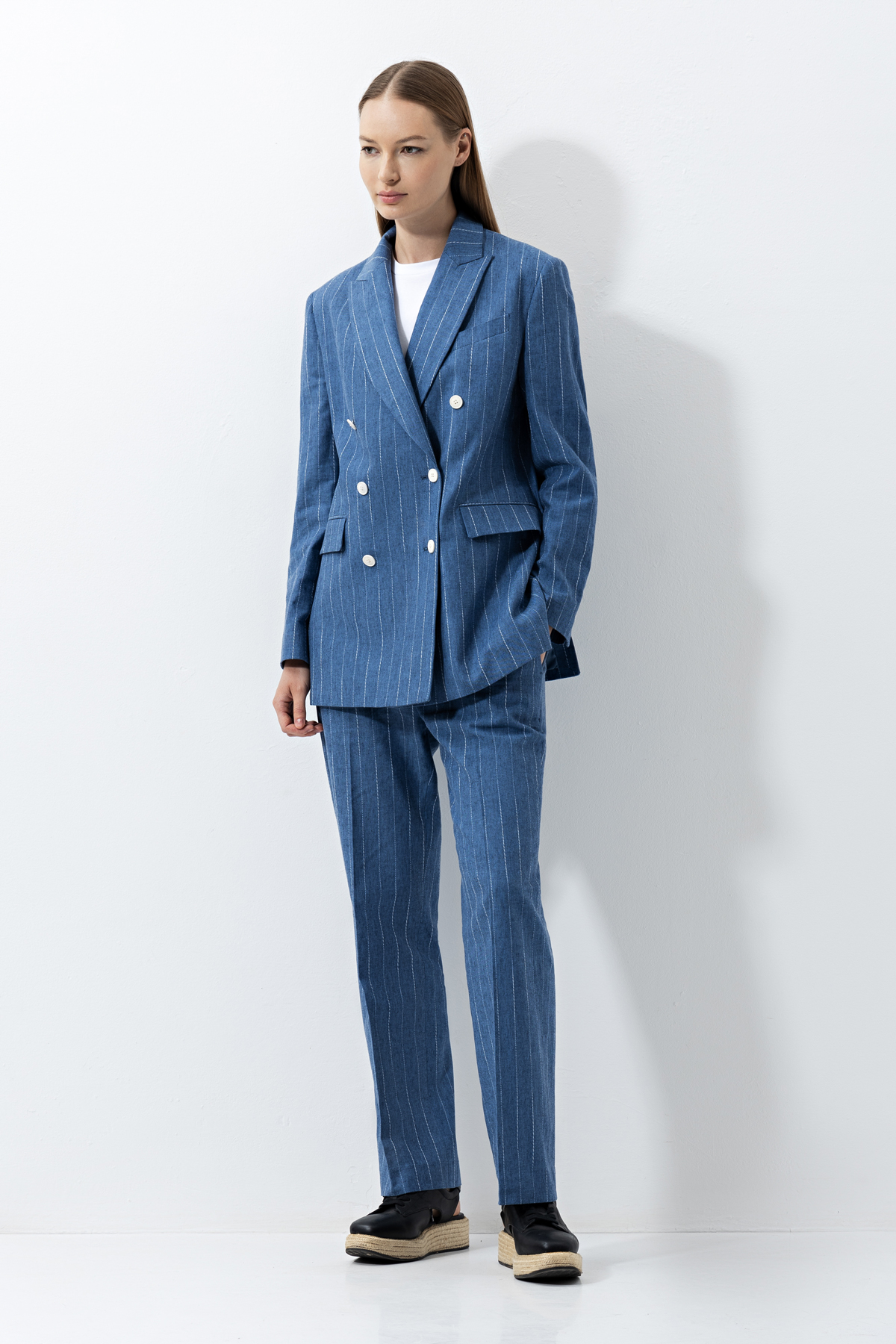 Зауженные брюки в полоску VASSA CODE, пол женский, цвет синий