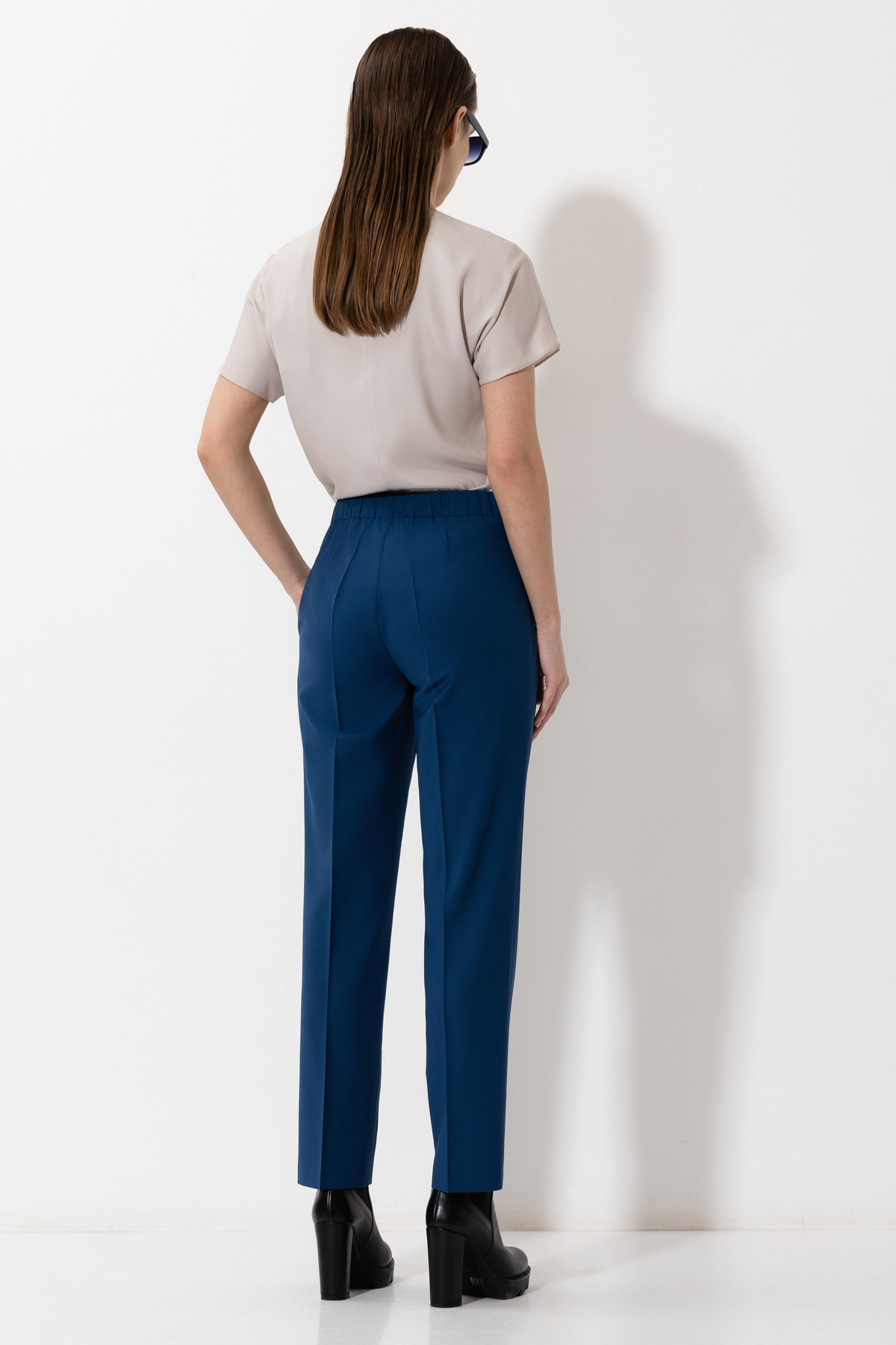 Брюки зауженного кроя VASSA&Co, пол женский, цвет синий, фото №4