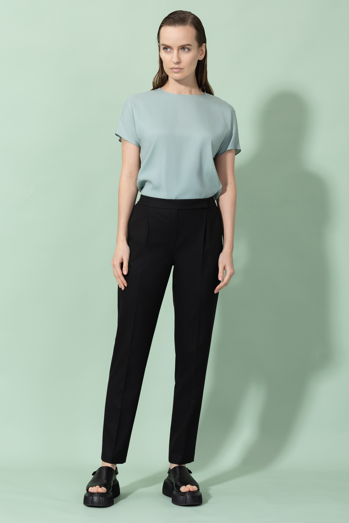 Зауженные брюки VASSA&Co, пол женский, цвет черный, фото №2