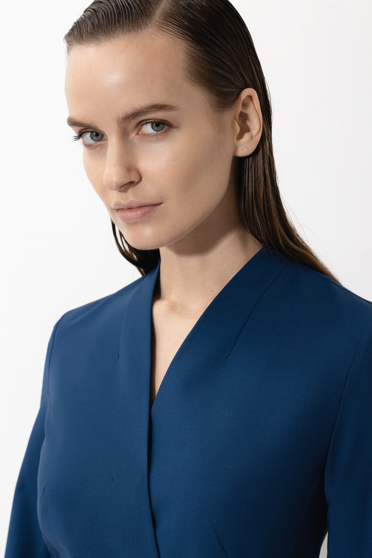 Платье-футляр с контрастной вставкой VASSA&Co, пол женский, цвет синий