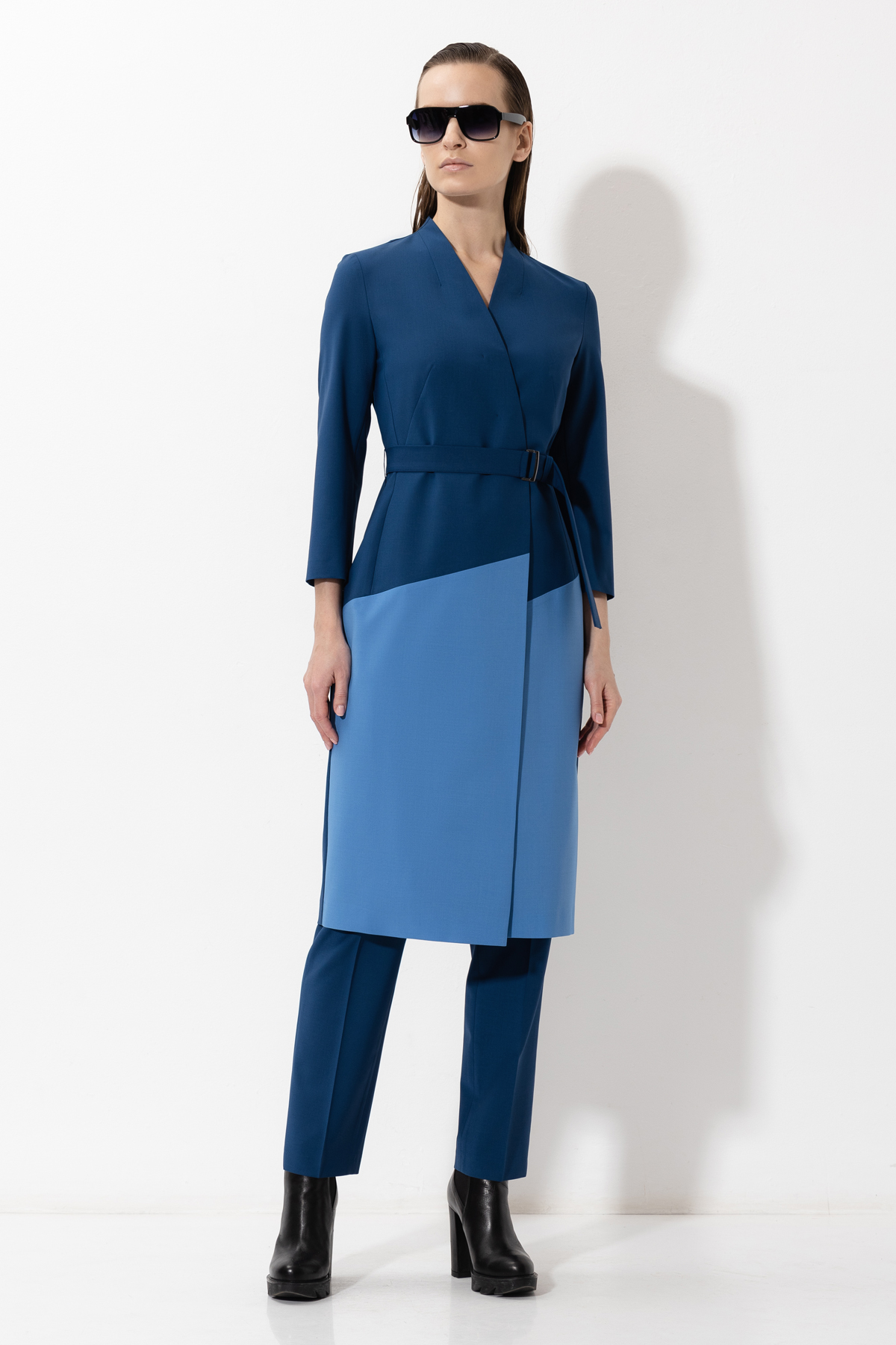 Платье-футляр с контрастной вставкой VASSA&Co, пол женский, цвет синий