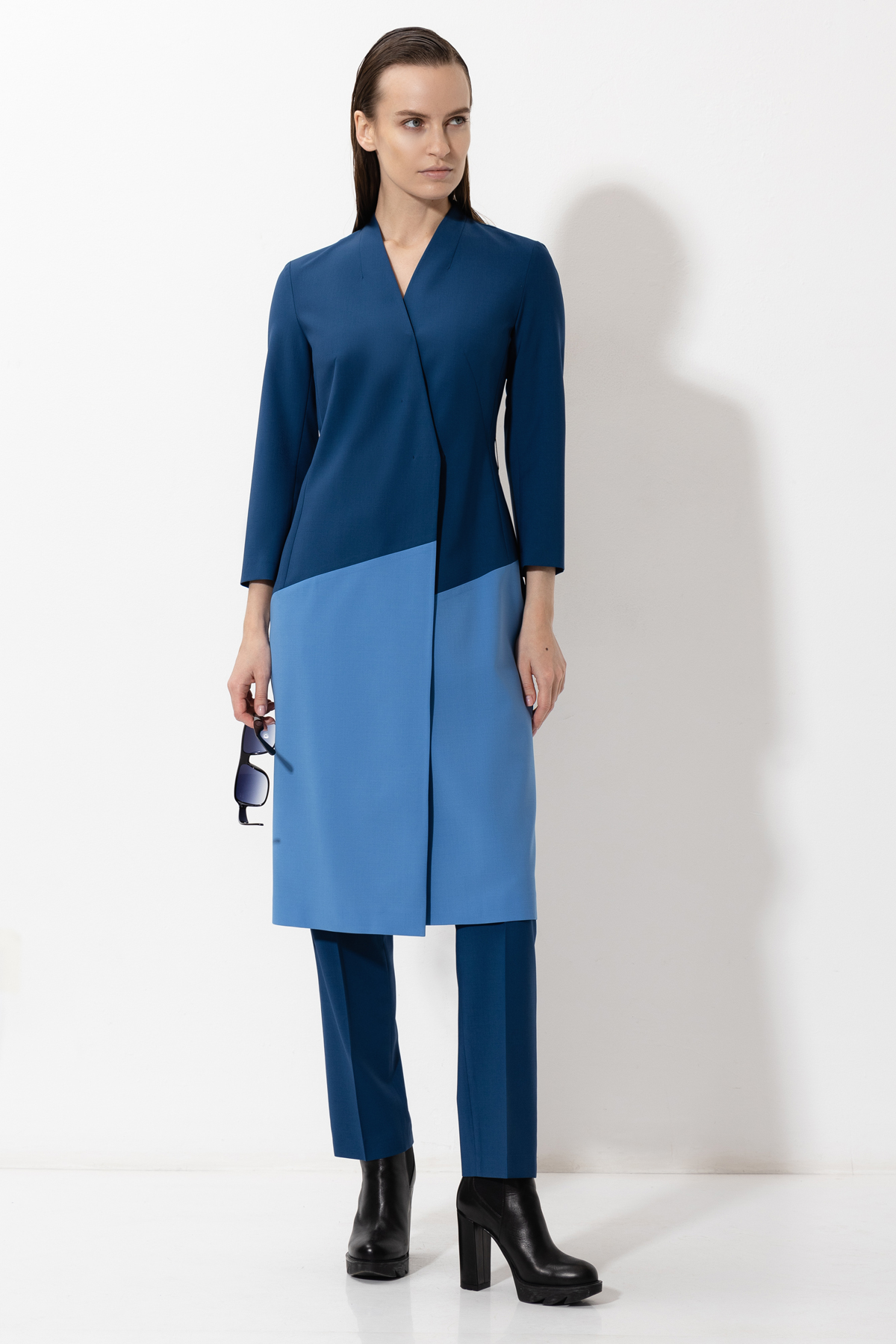 Платье-футляр с контрастной вставкой VASSA&Co, пол женский, цвет синий