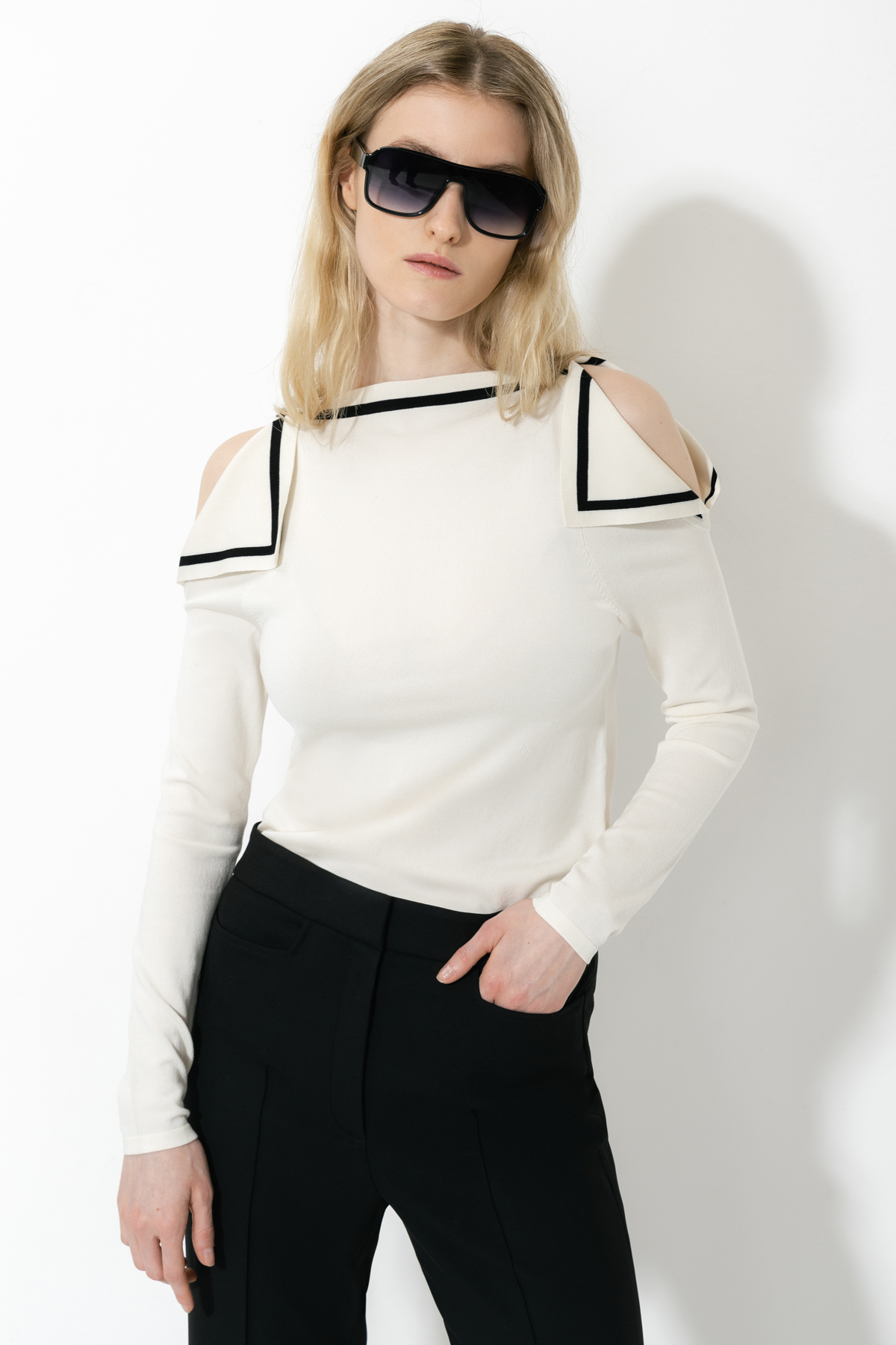 Джемпер с открытыми плечами , пол женский, цвет белый, фото №2