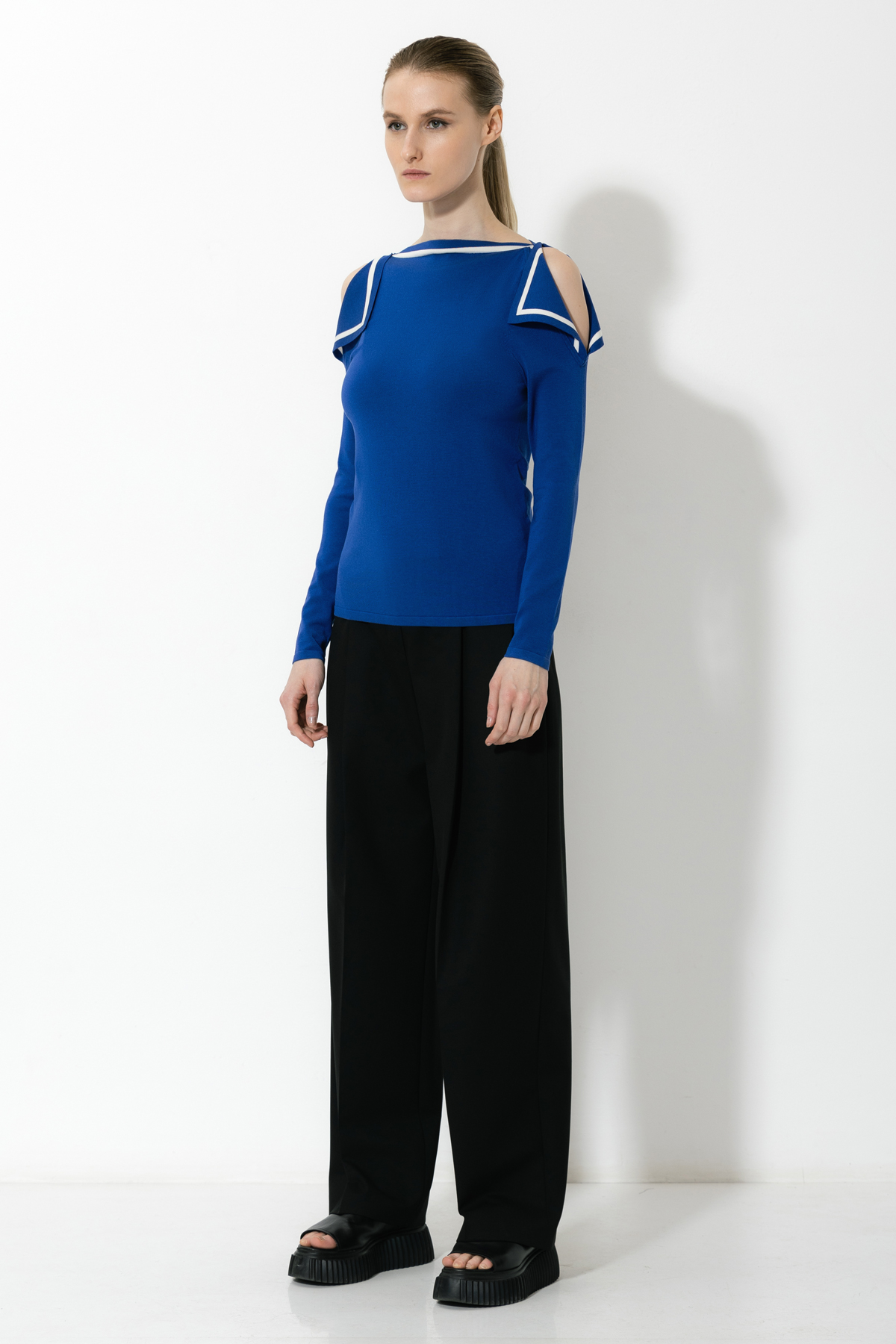 Джемпер с открытыми плечами VASSA&Co, пол женский, цвет синий, фото №2