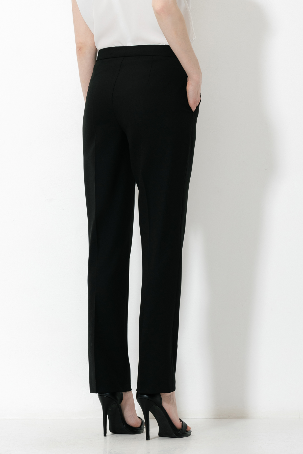 Брюки с поясом VASSA&Co, пол женский, цвет черный