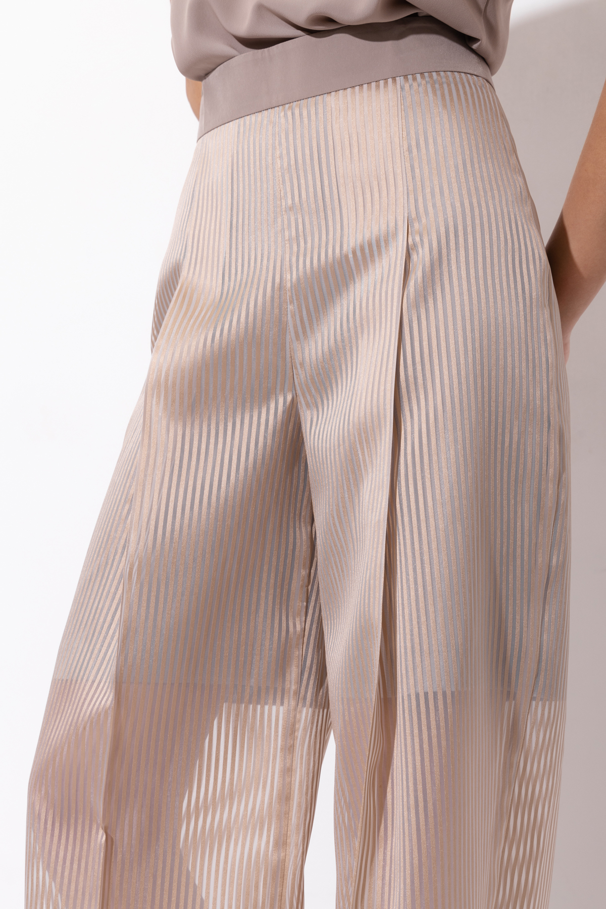 Брюки VASSA&Co, пол женский, цвет бежевый