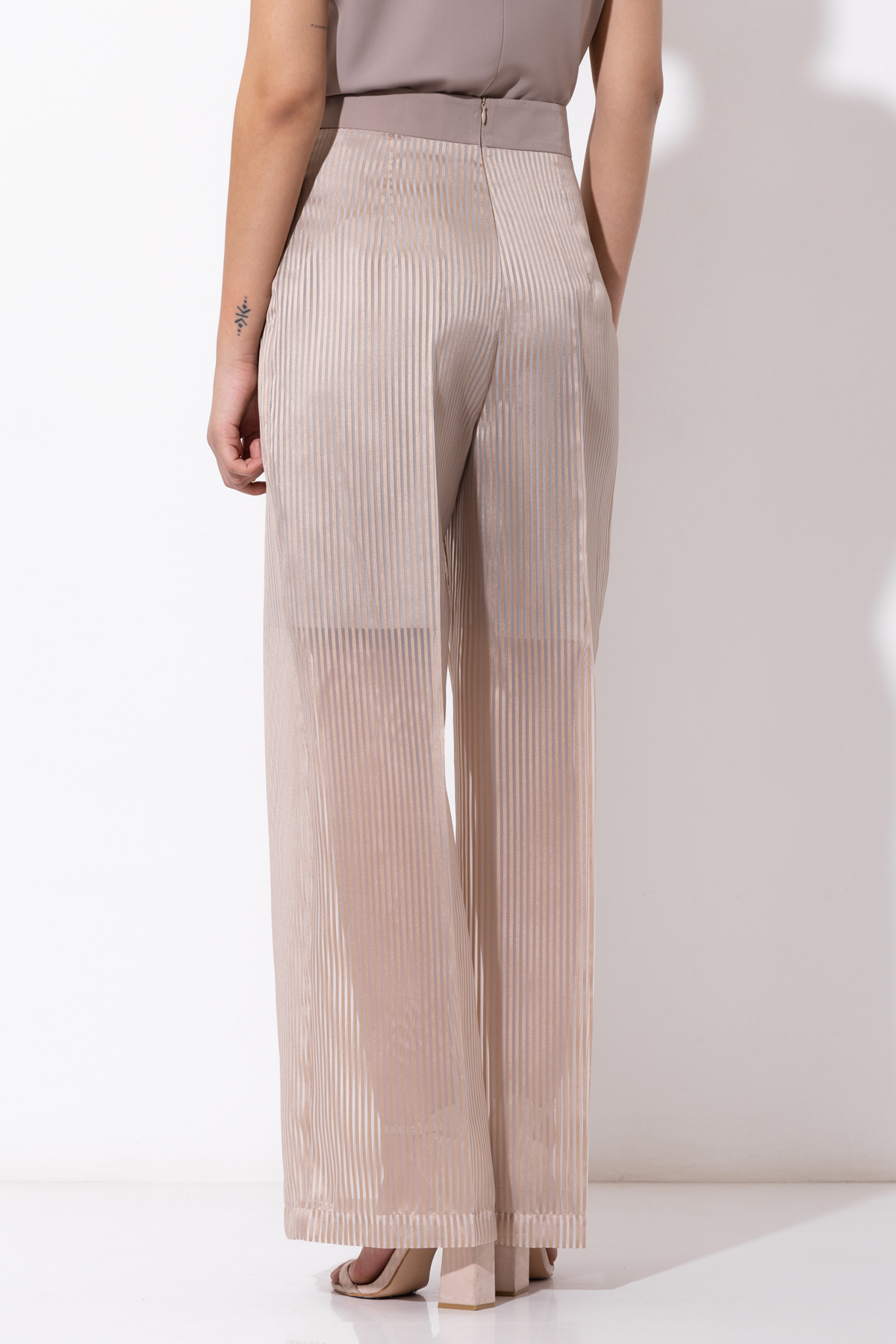 Брюки VASSA&Co, пол женский, цвет бежевый