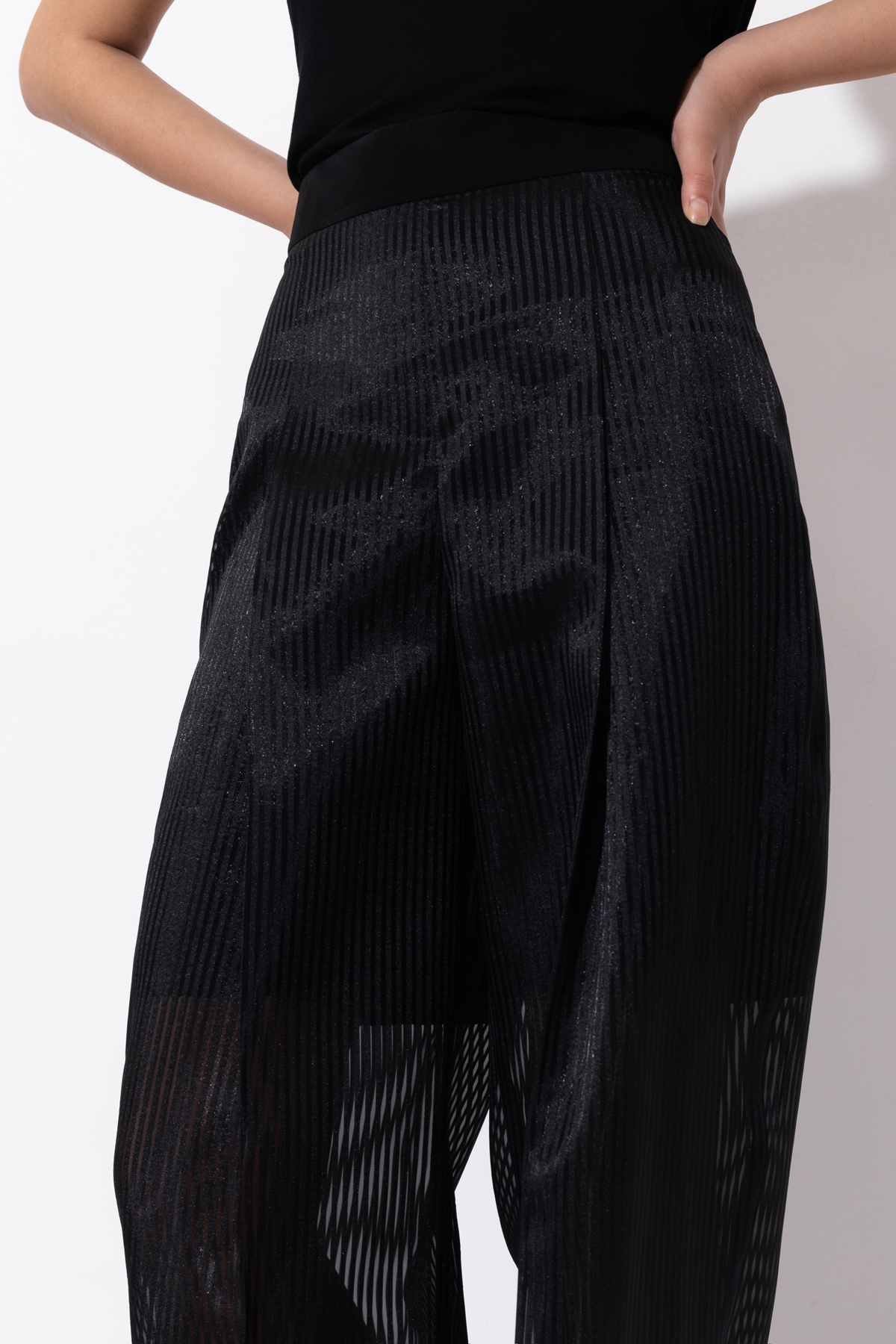 Брюки VASSA&Co, пол женский, цвет черный