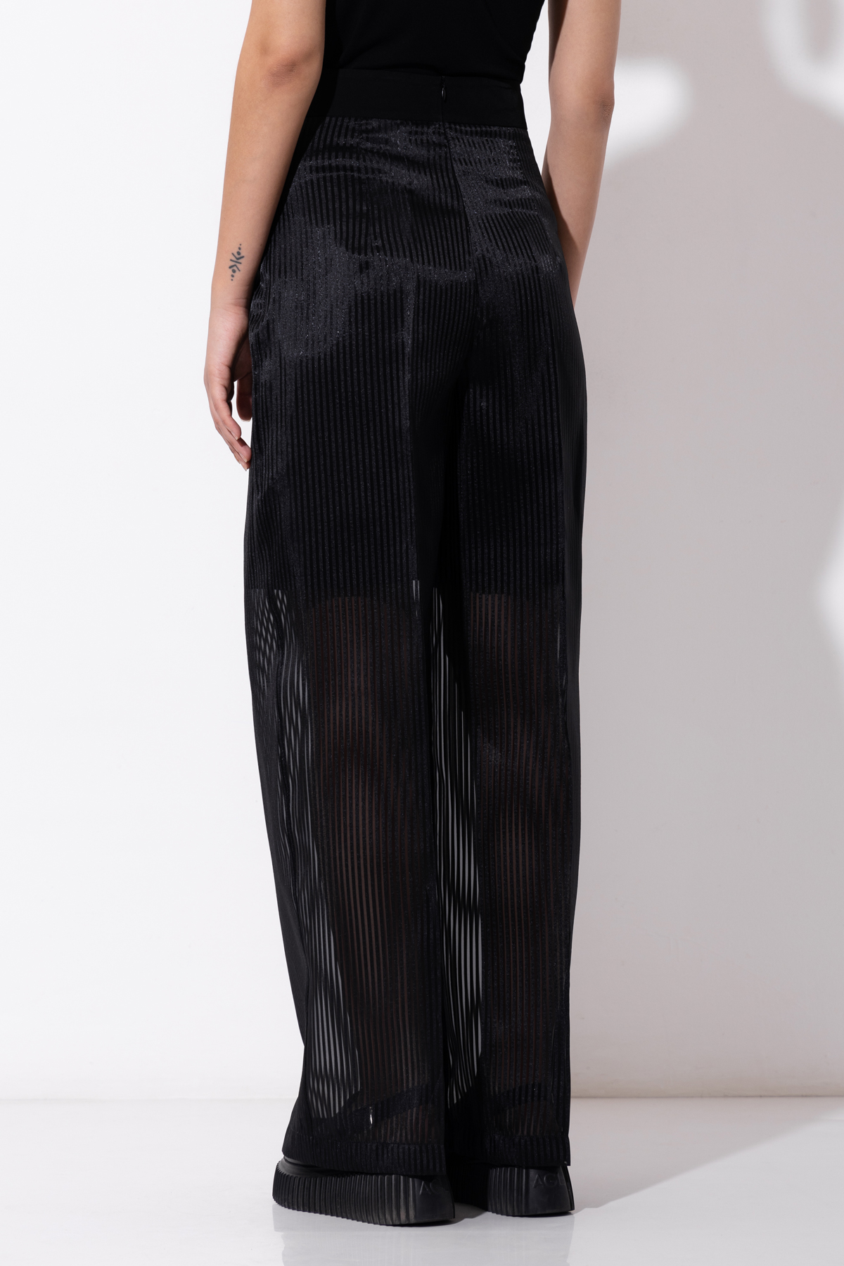 Брюки VASSA&Co, пол женский, цвет черный