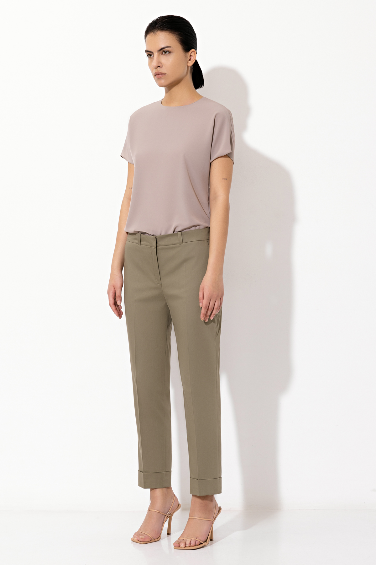 Брюки VASSA&Co, пол женский, цвет зеленый