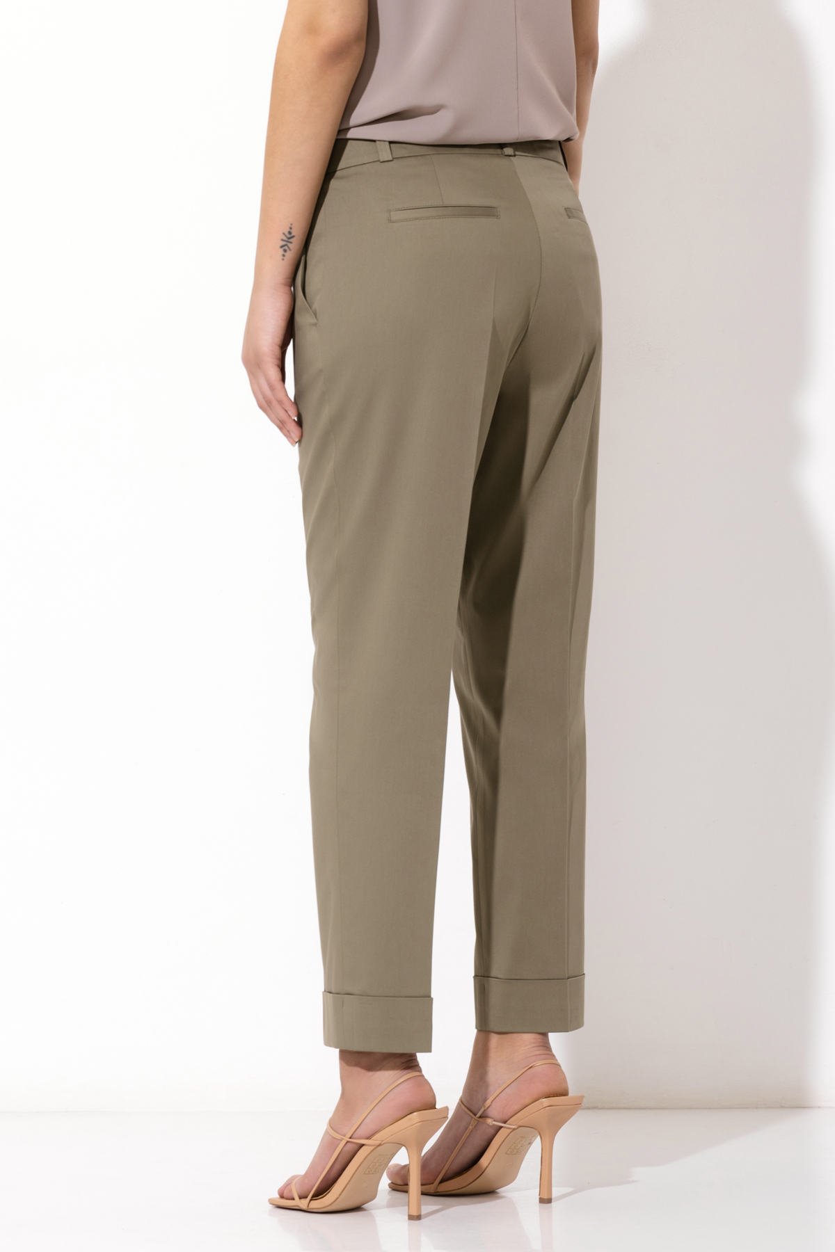 Брюки VASSA&Co, пол женский, цвет зеленый