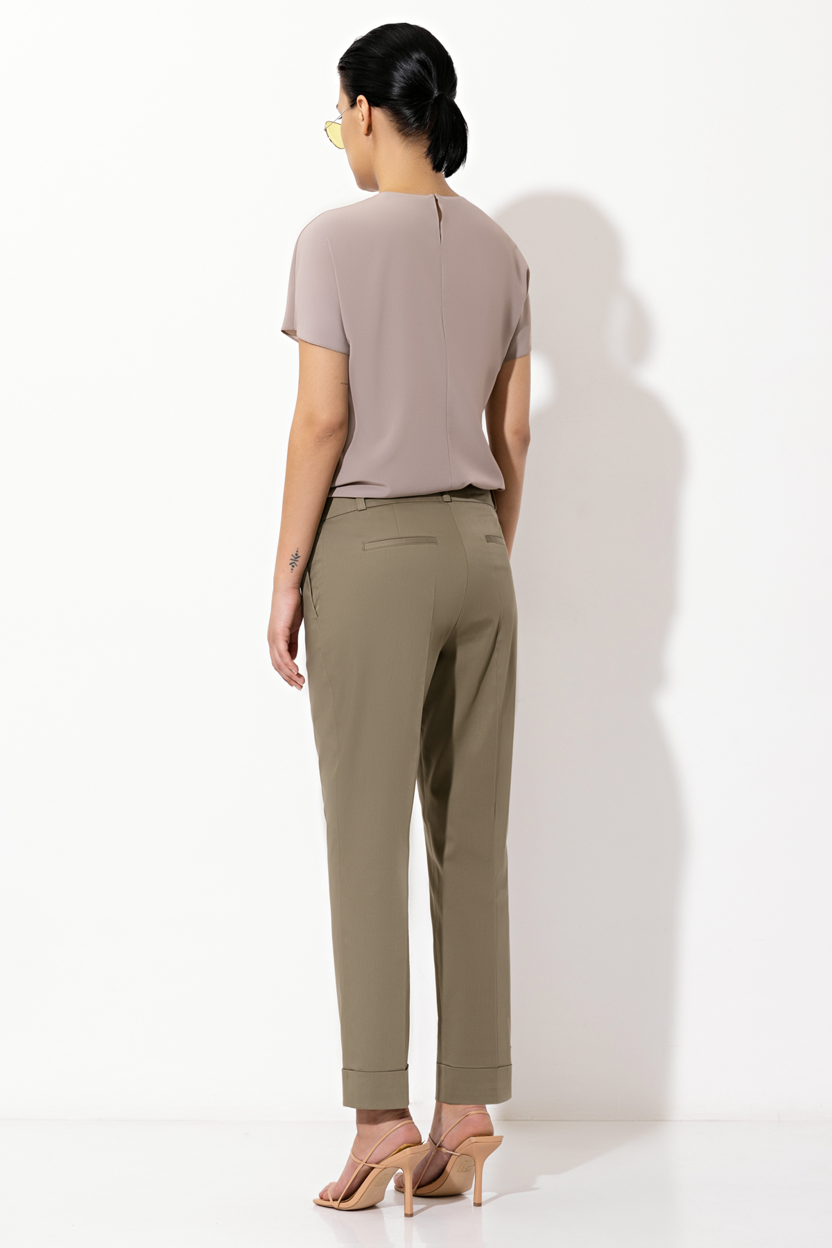 Брюки VASSA&Co, пол женский, цвет зеленый