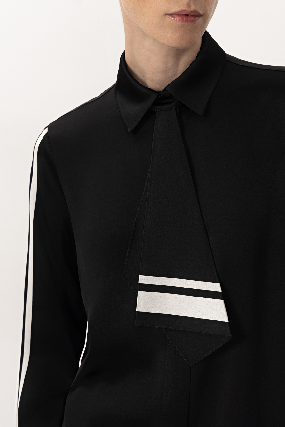 Блузка VASSA&Co, пол женский, цвет черный