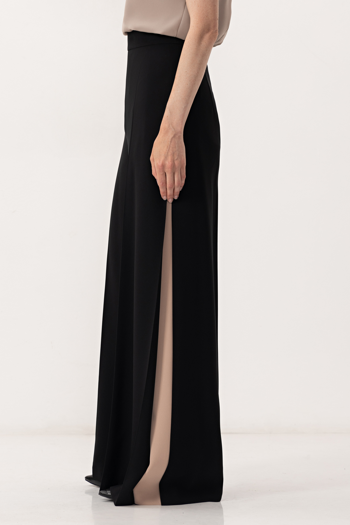 Брюки VASSA&Co, пол женский, цвет черный