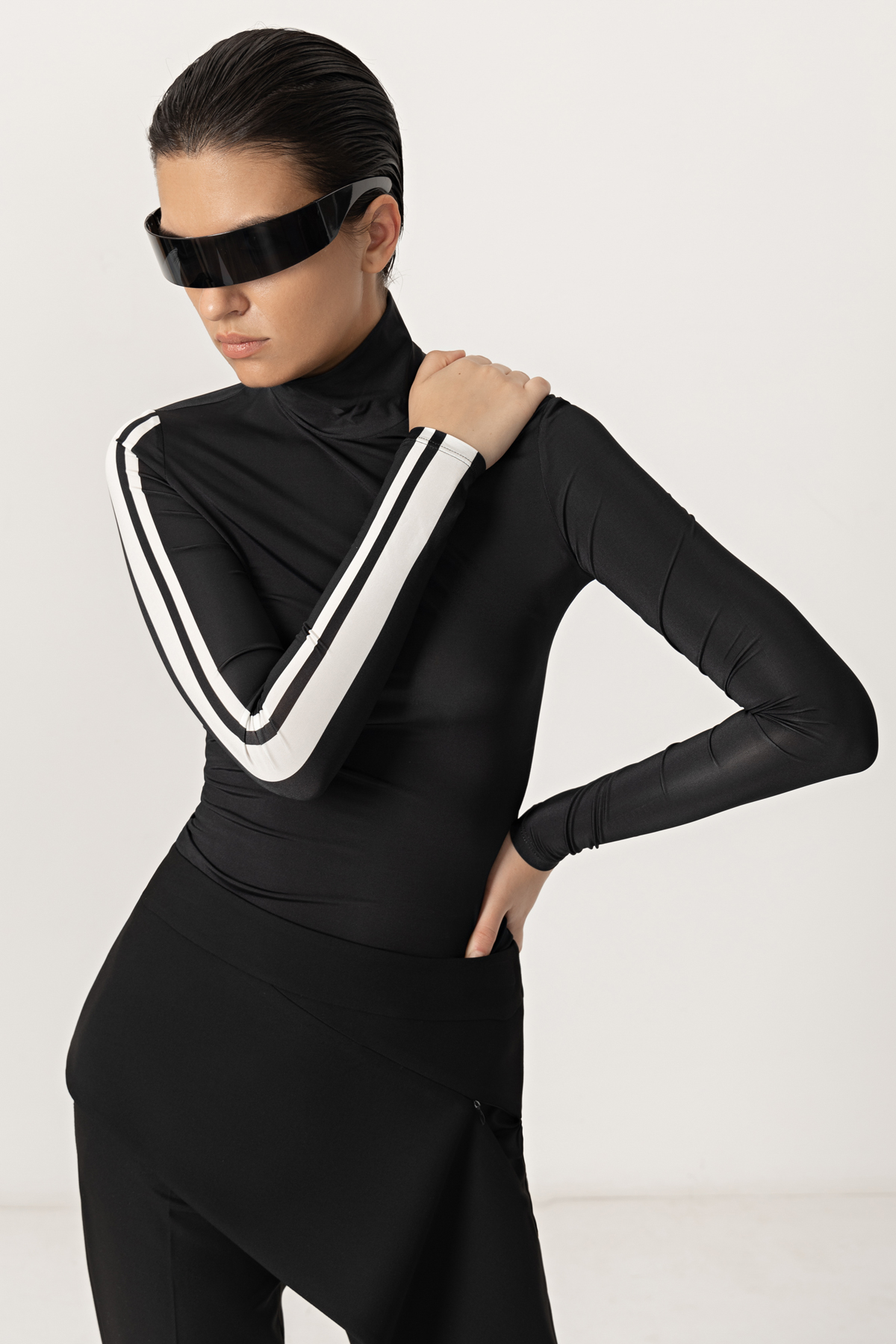 Асимметричный пояс VASSA&Co, пол женский, цвет черный