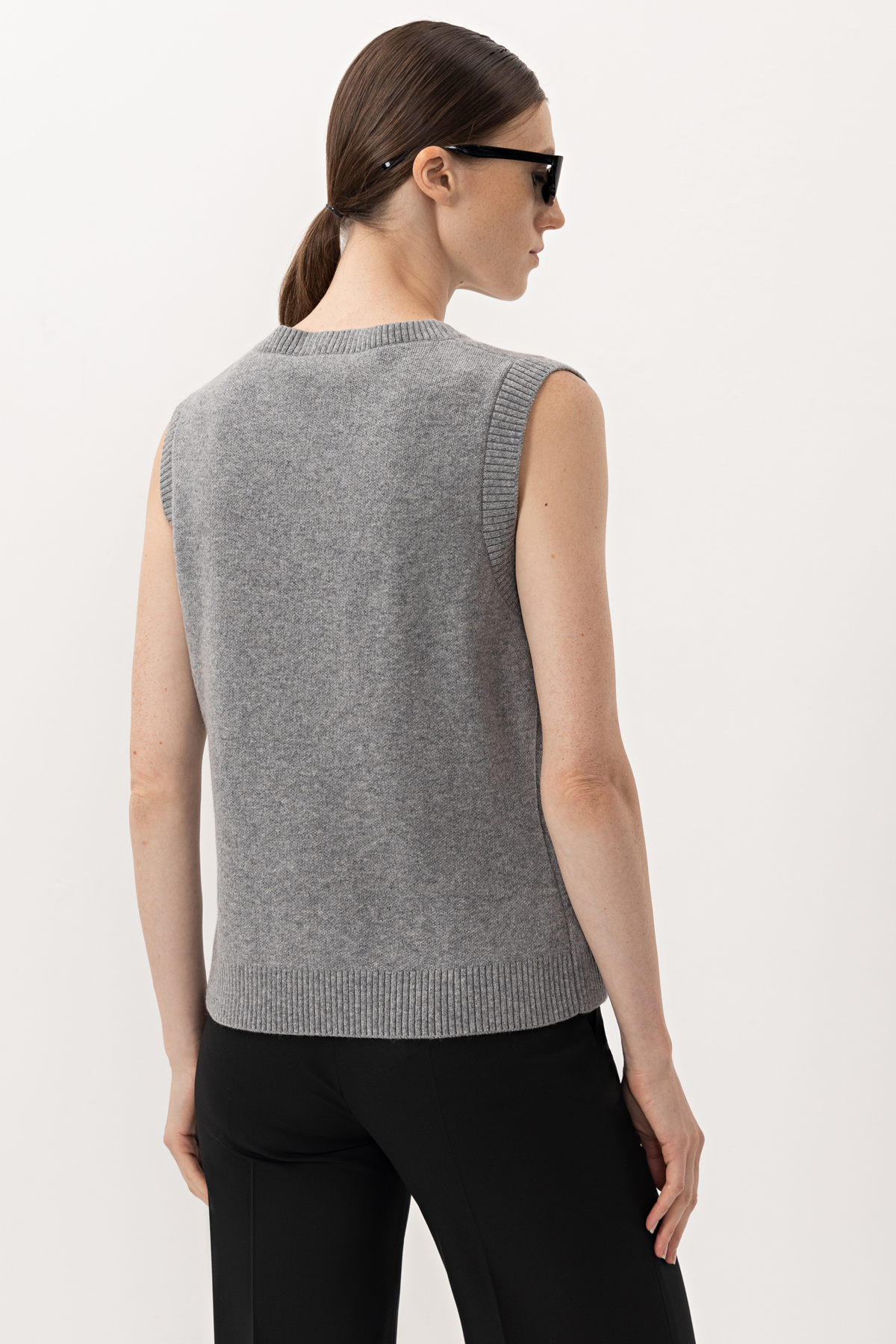 Жилет из шерсти и кашемира VASSA&Co, пол женский, цвет серый