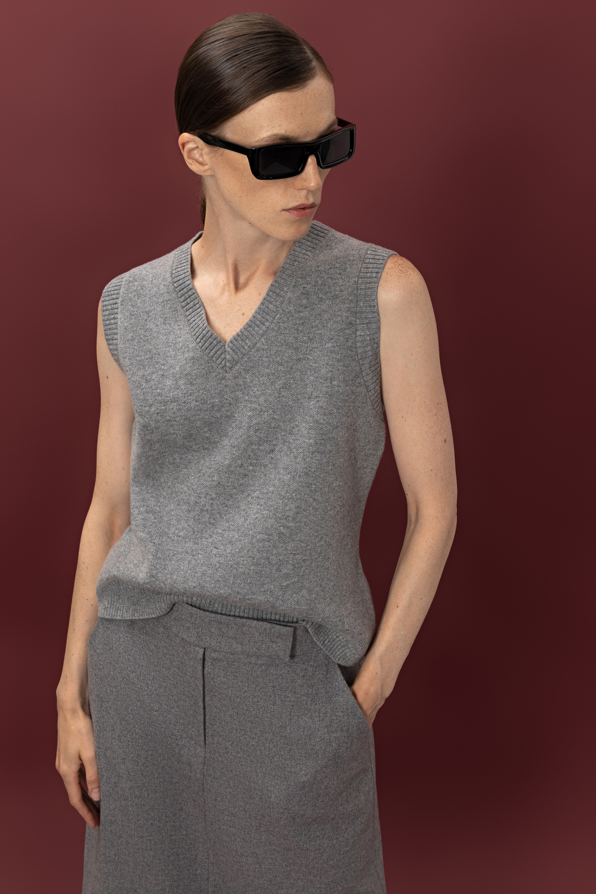 Жилет из шерсти и кашемира VASSA&Co, пол женский, цвет серый