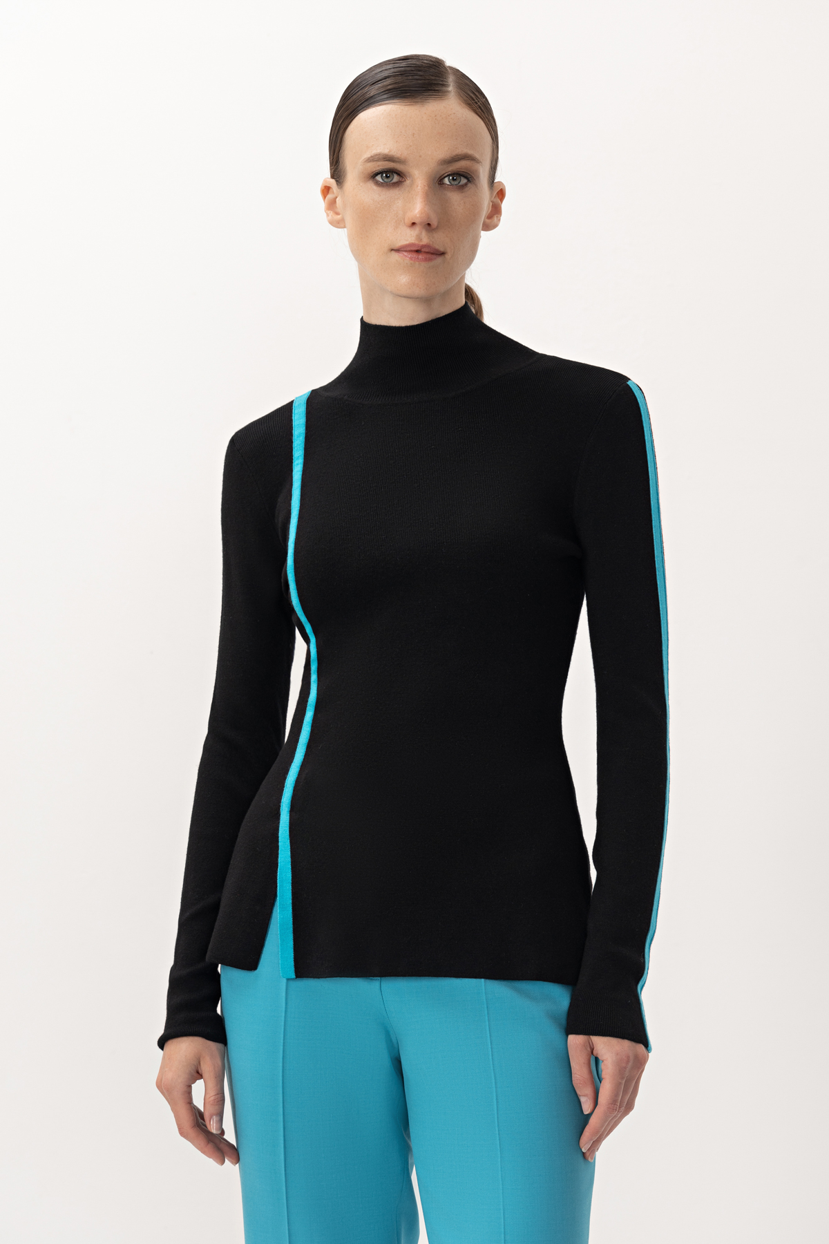 Водолазка с контрастными элементами VASSA&Co, пол женский, цвет черный