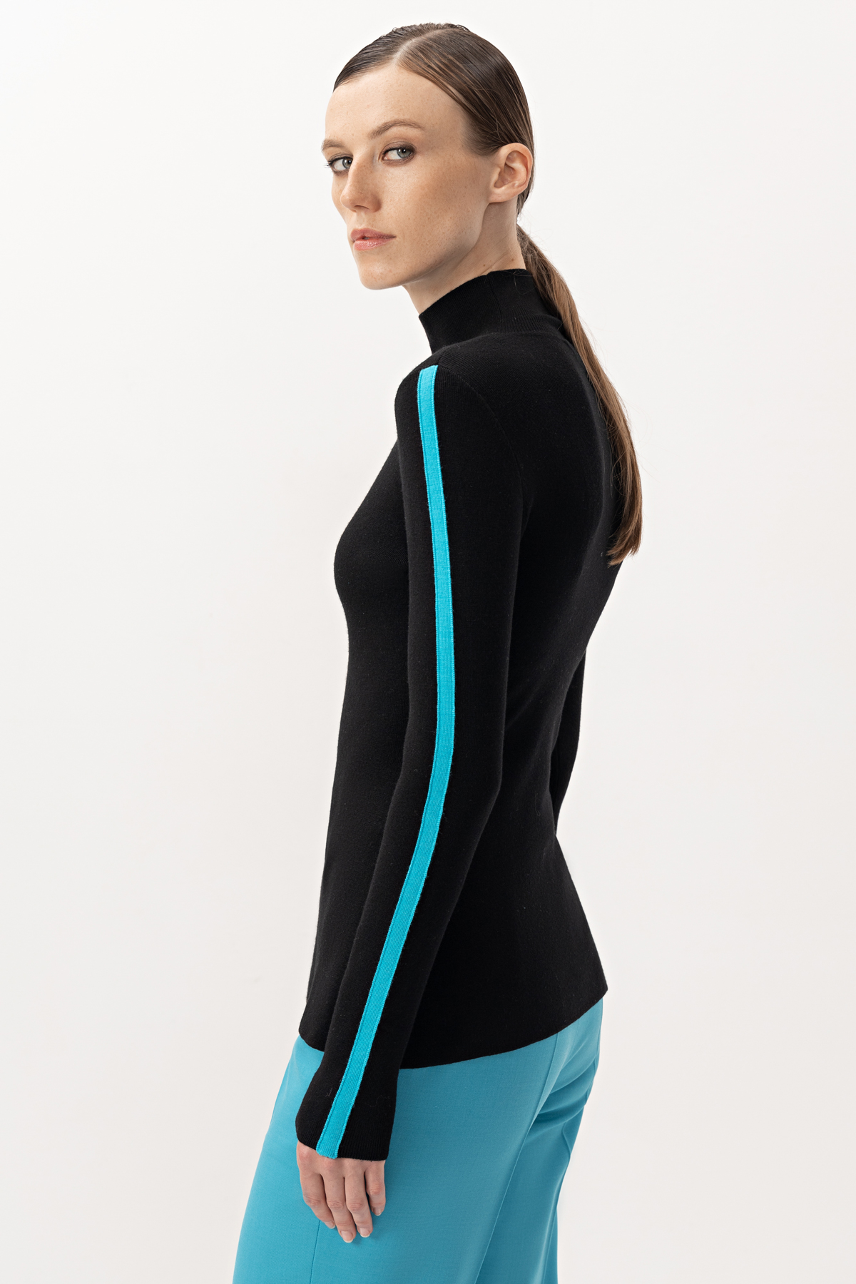 Водолазка с контрастными элементами VASSA&Co, пол женский, цвет черный