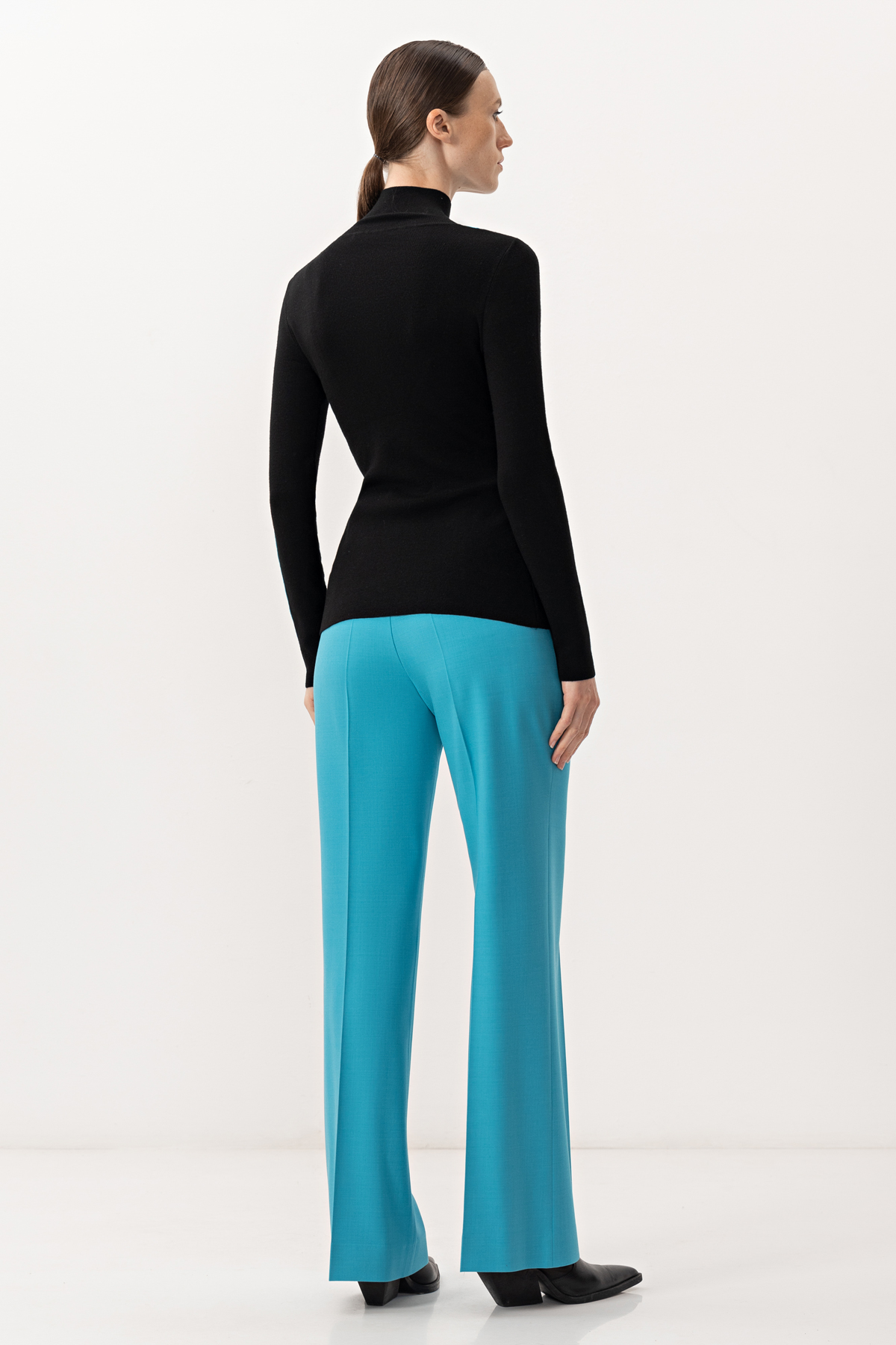 Водолазка с контрастными элементами VASSA&Co, пол женский, цвет черный