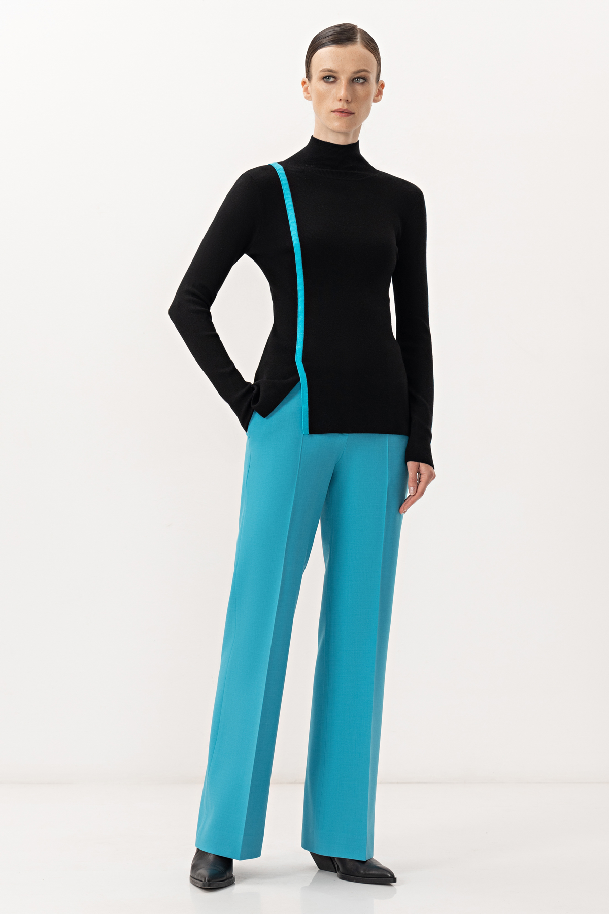 Водолазка с контрастными элементами VASSA&Co, пол женский, цвет черный