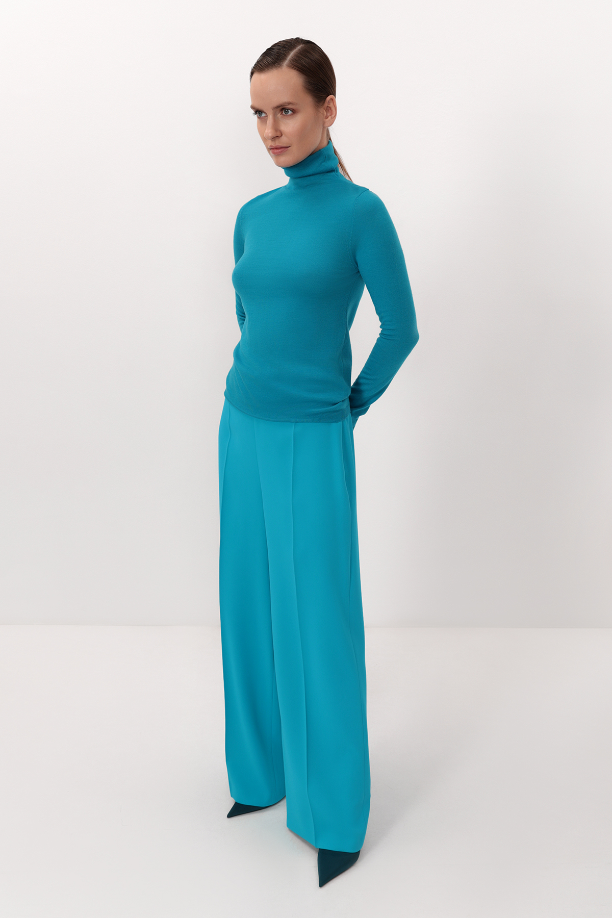 Брюки свободного силуэта VASSA&Co, пол женский, цвет голубой