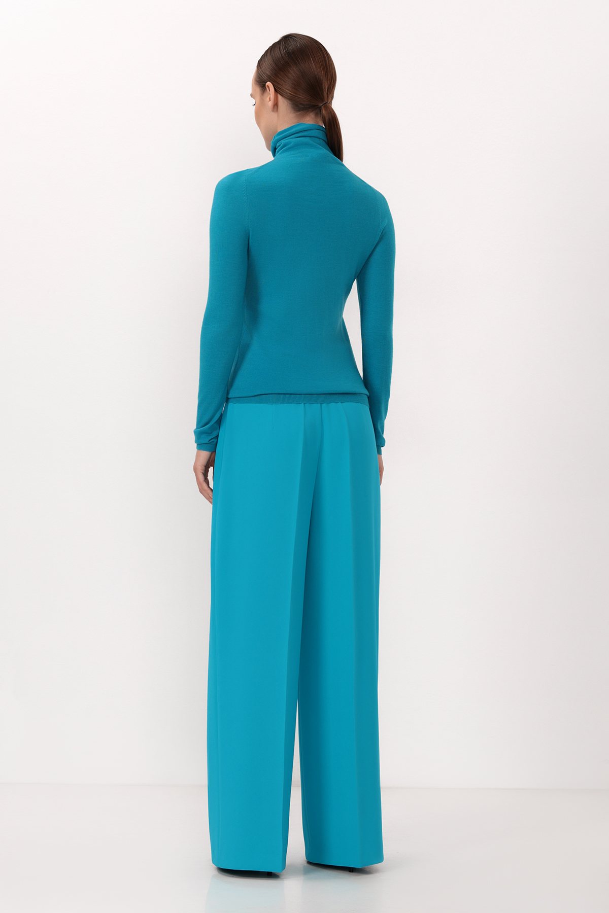 Брюки свободного силуэта VASSA&Co, пол женский, цвет голубой