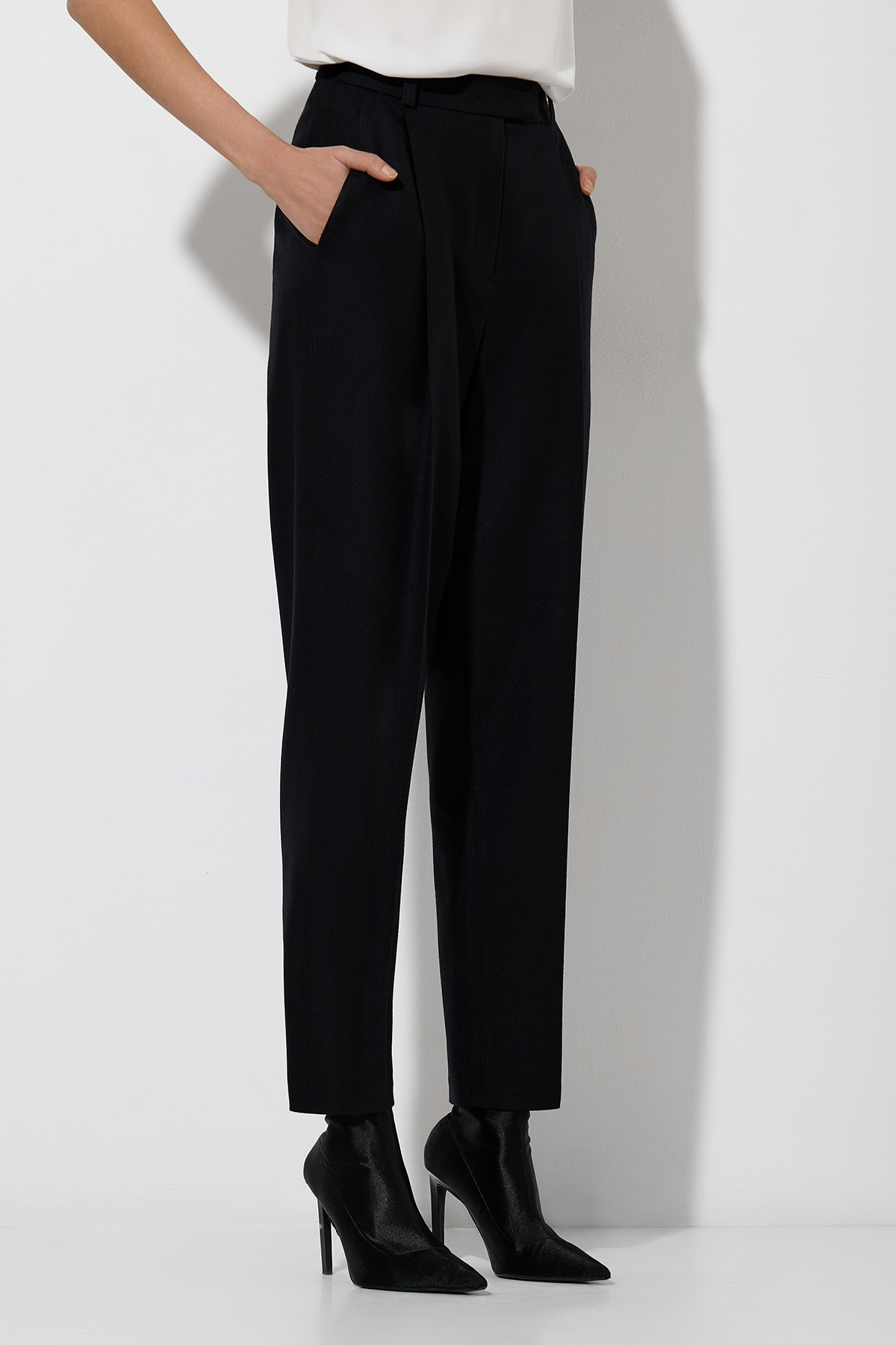 Брюки из шерсти и кашемира VASSA&Co, пол женский, цвет черный