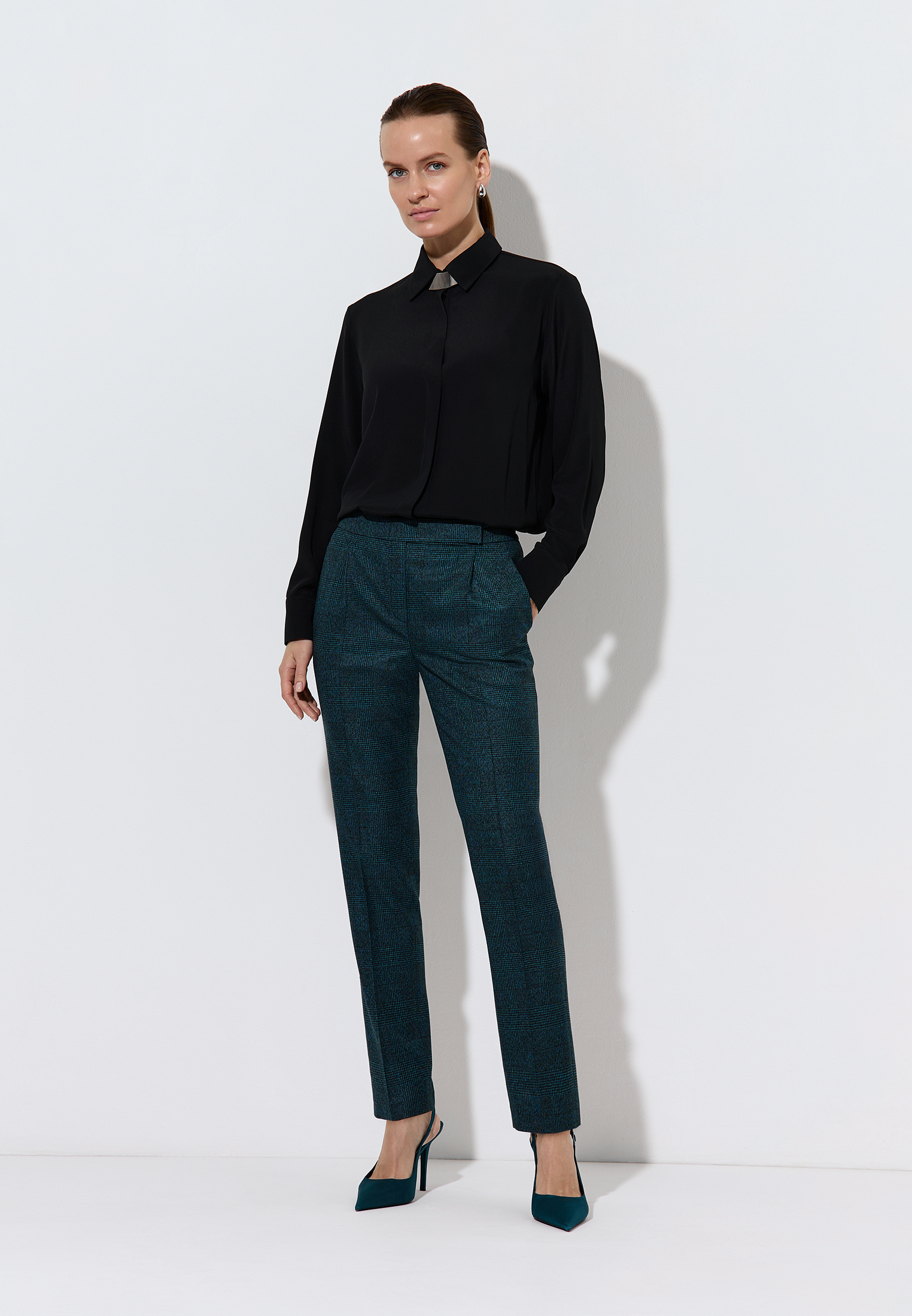 Trousers VASSA&Co, пол female, цвет зеленый