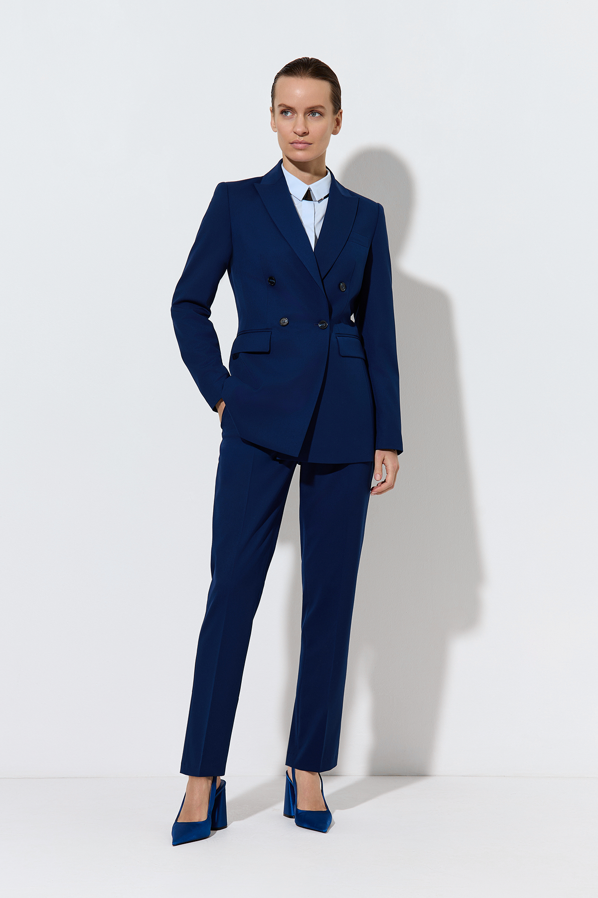 Рубашка приталенного силуэта VASSA&Co, пол женский, цвет голубой