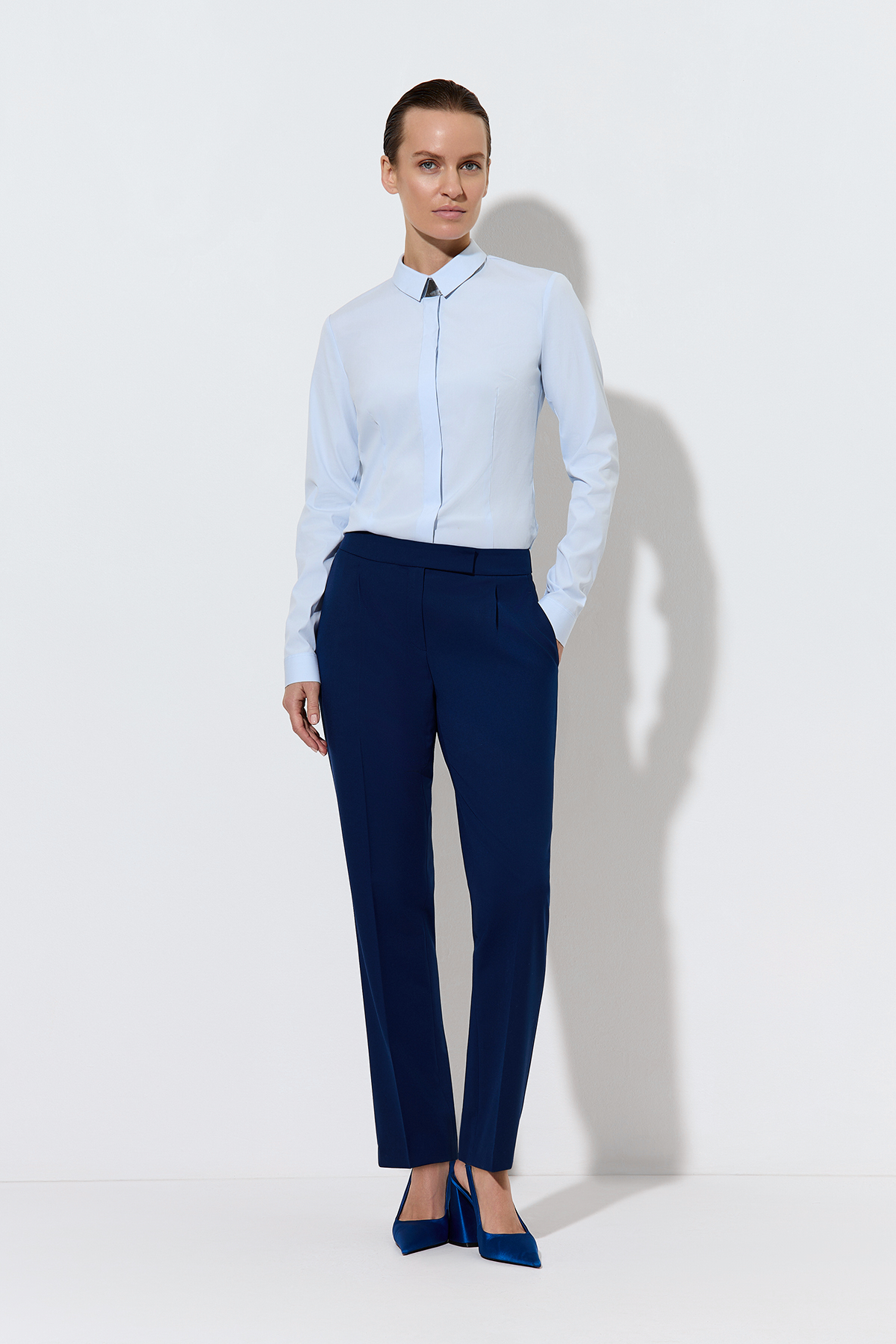 Рубашка приталенного силуэта VASSA&Co, пол женский, цвет голубой