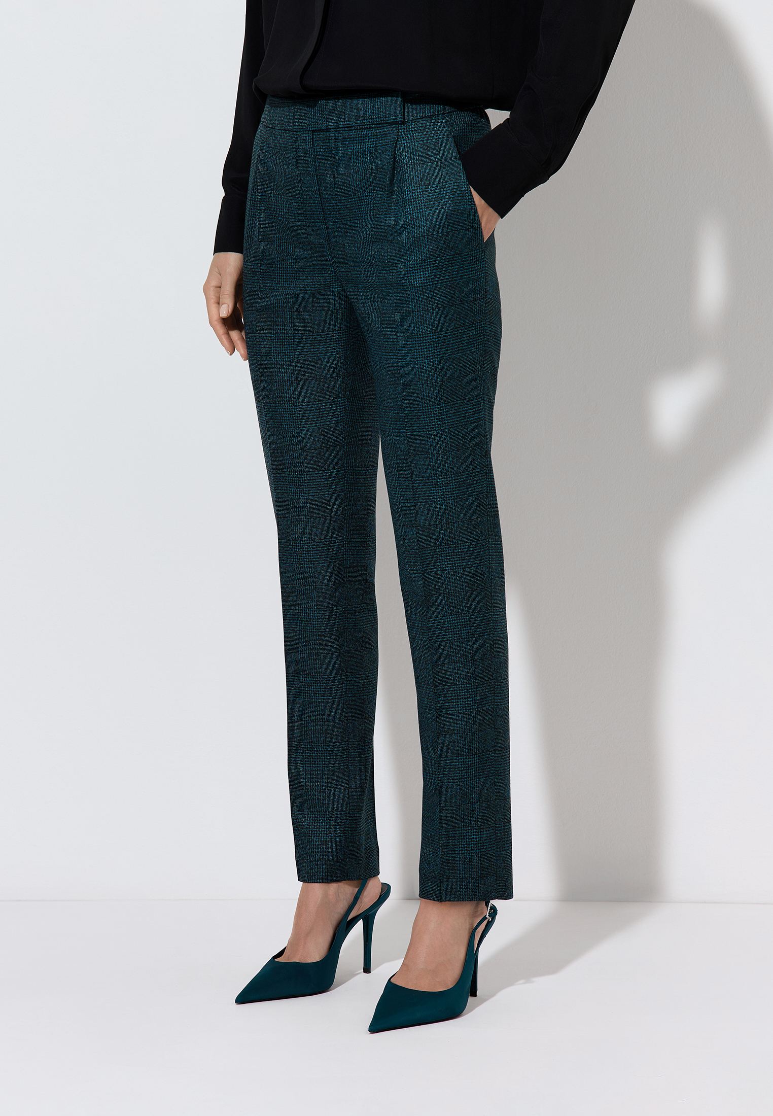 Trousers VASSA&Co, пол female, цвет зеленый