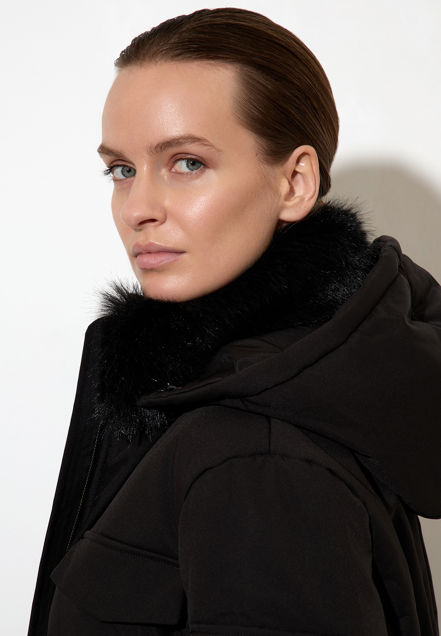 Утепленное пальто VASSA CODE, пол женский, цвет черный