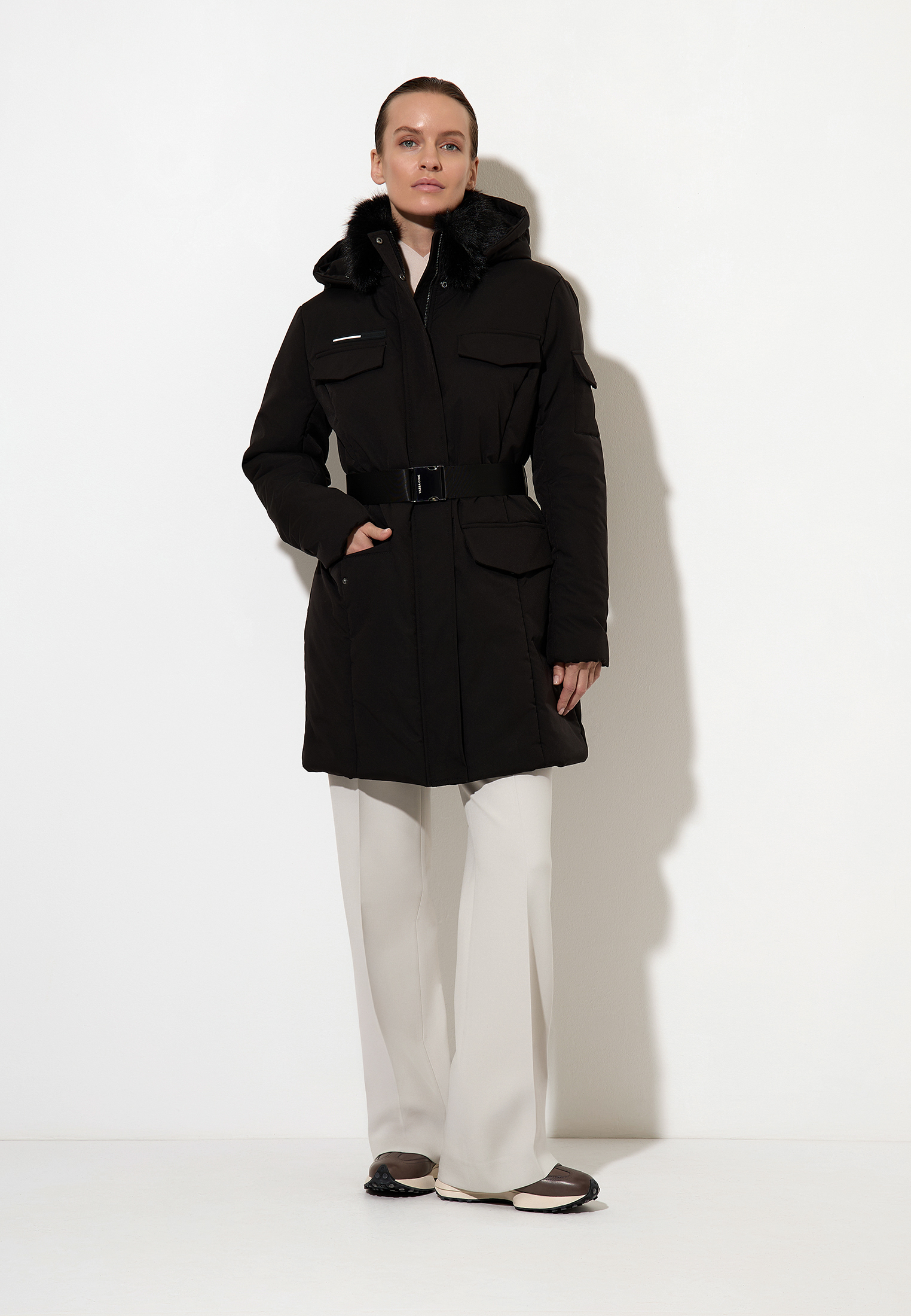 Утепленное пальто VASSA CODE, пол женский, цвет черный