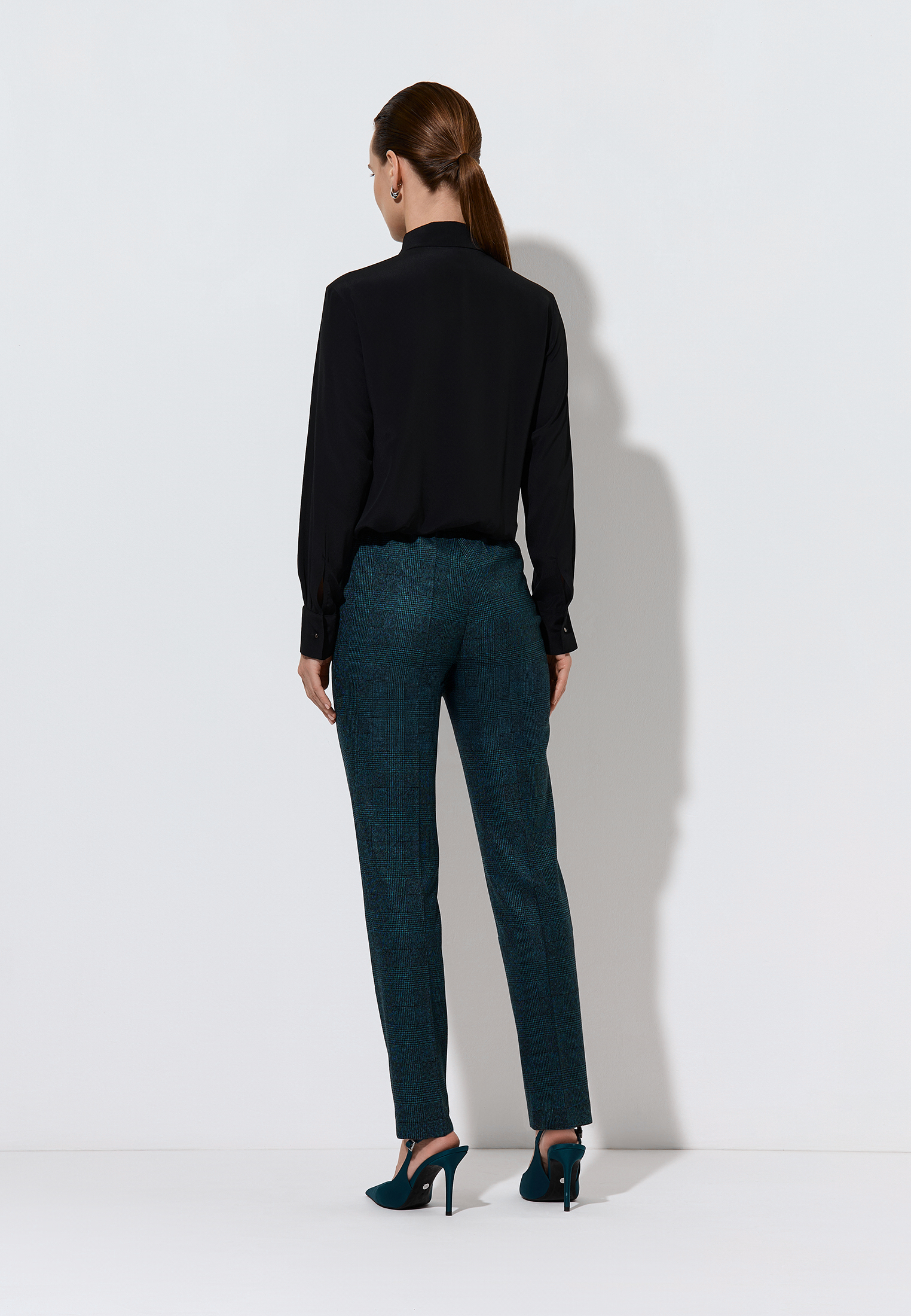Trousers VASSA&Co, пол female, цвет зеленый