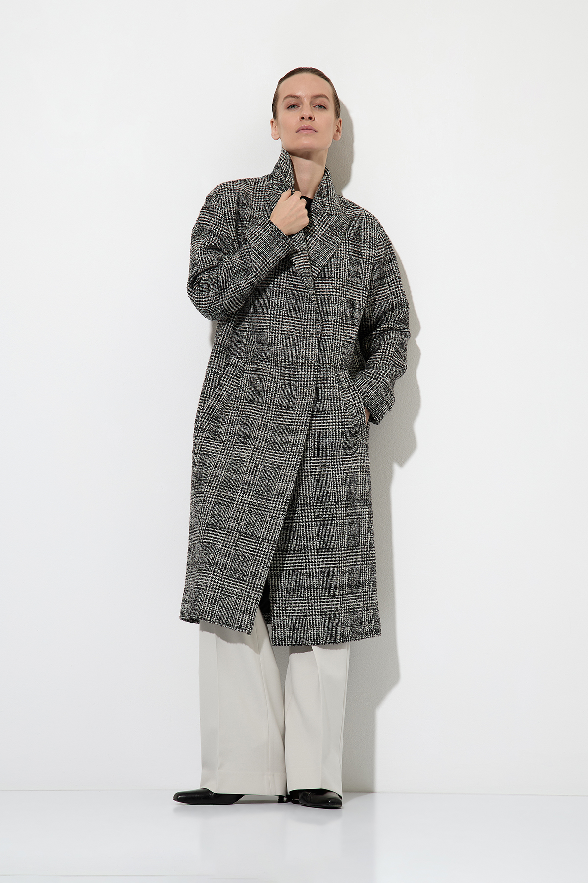 Пальто со съемной манишкой VASSA&Co, пол женский, цвет черный