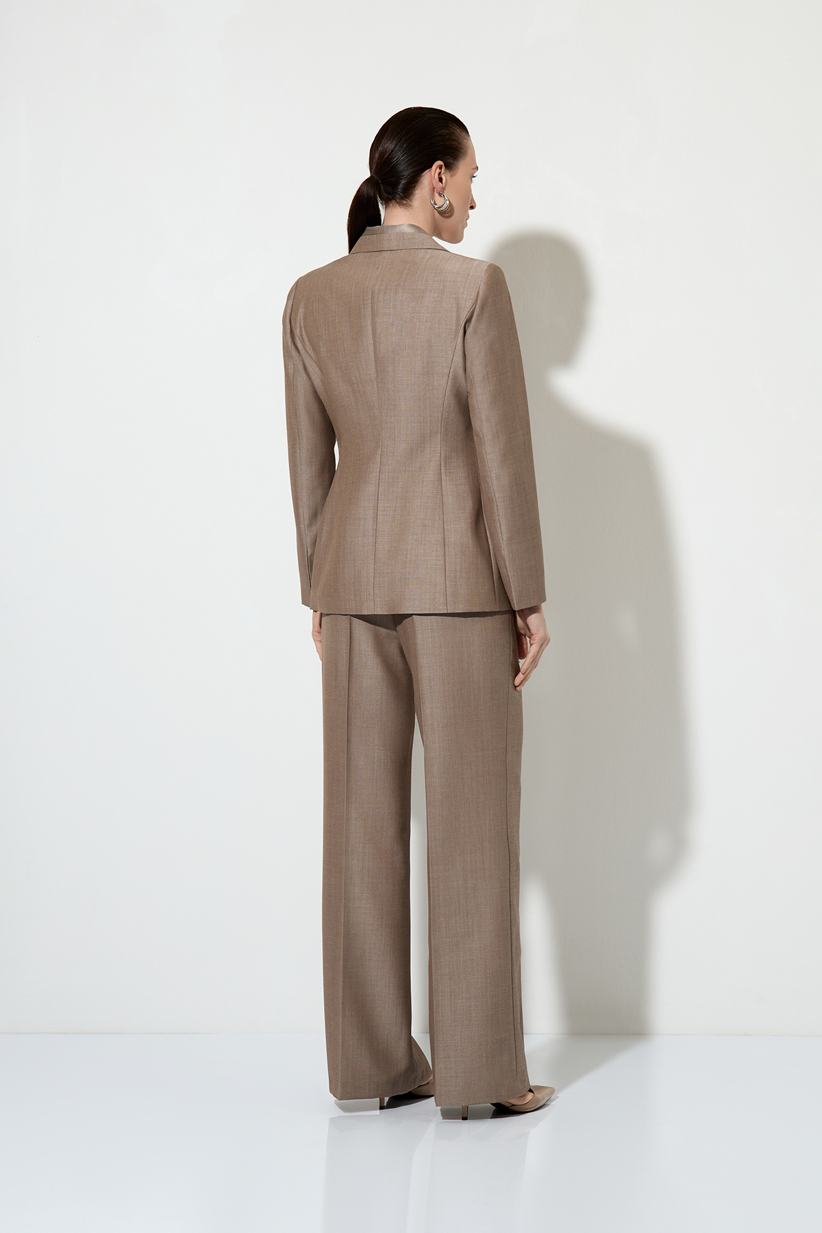 Однобортный жакет с отделкой из атласа VASSA&Co, пол женский, цвет коричневый