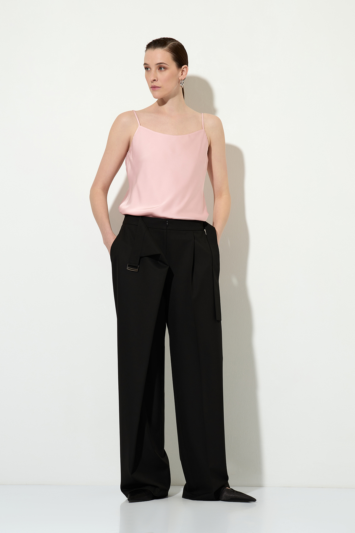 Брюки VASSA&Co, пол женский, цвет черный