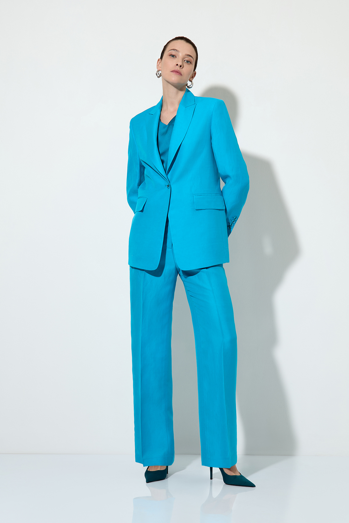 Брюки из полульна , пол женский, цвет голубой, фото №2